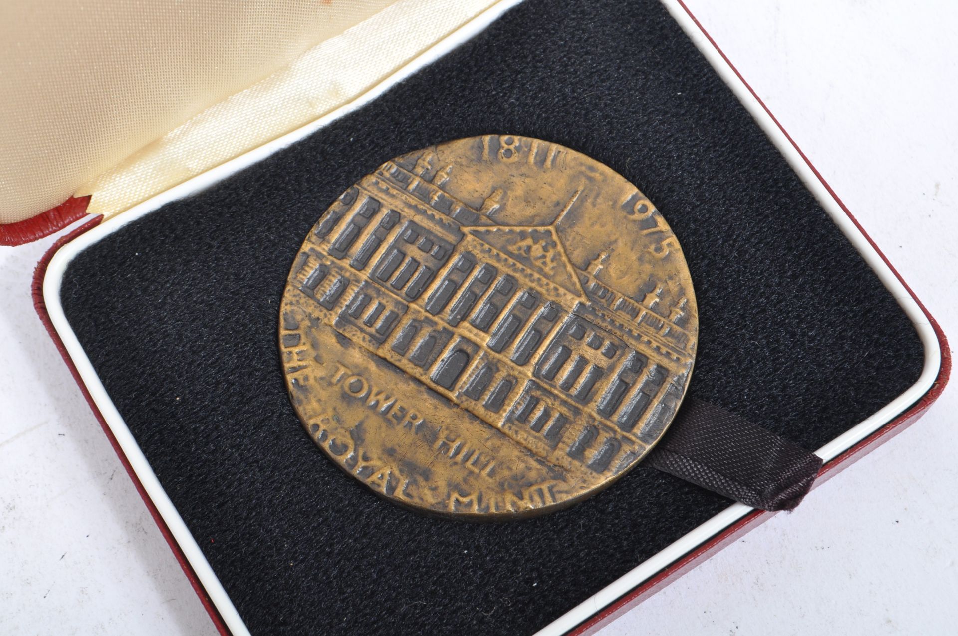 1975 ROYAL MINT TOWER HILL END OF PRODUCTION MEDALS - Image 4 of 7