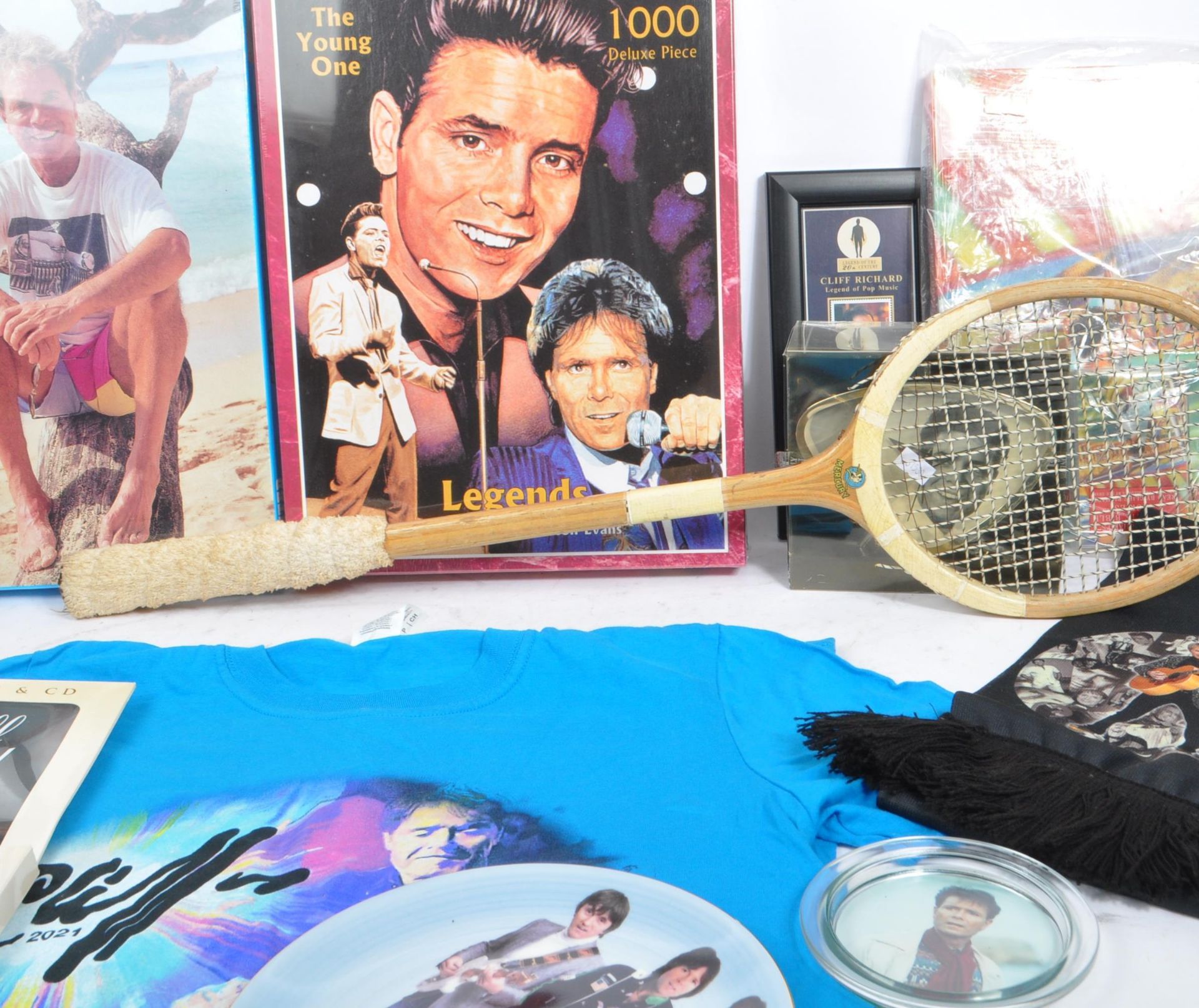 SIR CLIFF RICHARD - COLLECTION OF MEMORABILIA / MERCHANDISE - Bild 5 aus 6