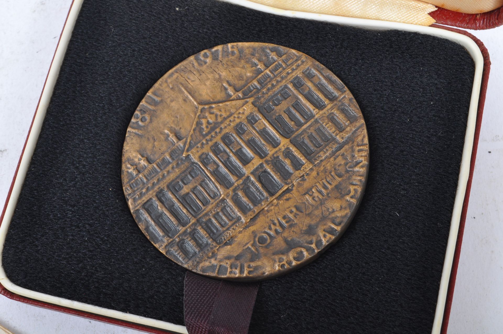 1975 ROYAL MINT TOWER HILL END OF PRODUCTION MEDALS - Image 3 of 7
