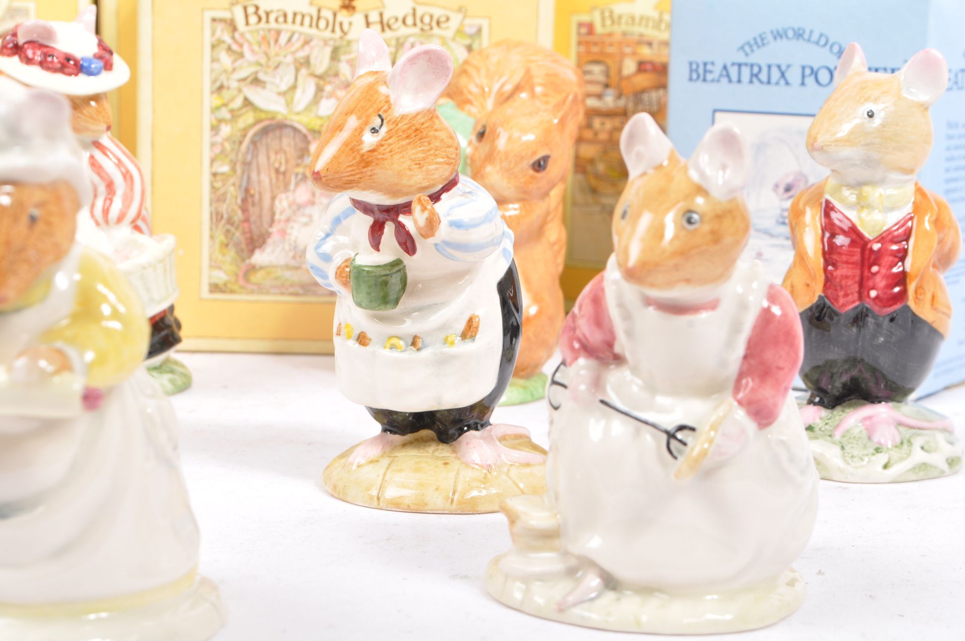 ELEVEN ROYAL DOULTON 'BRAMBLY HEDGE' CHINA MICE FIGURINES - Image 9 of 12