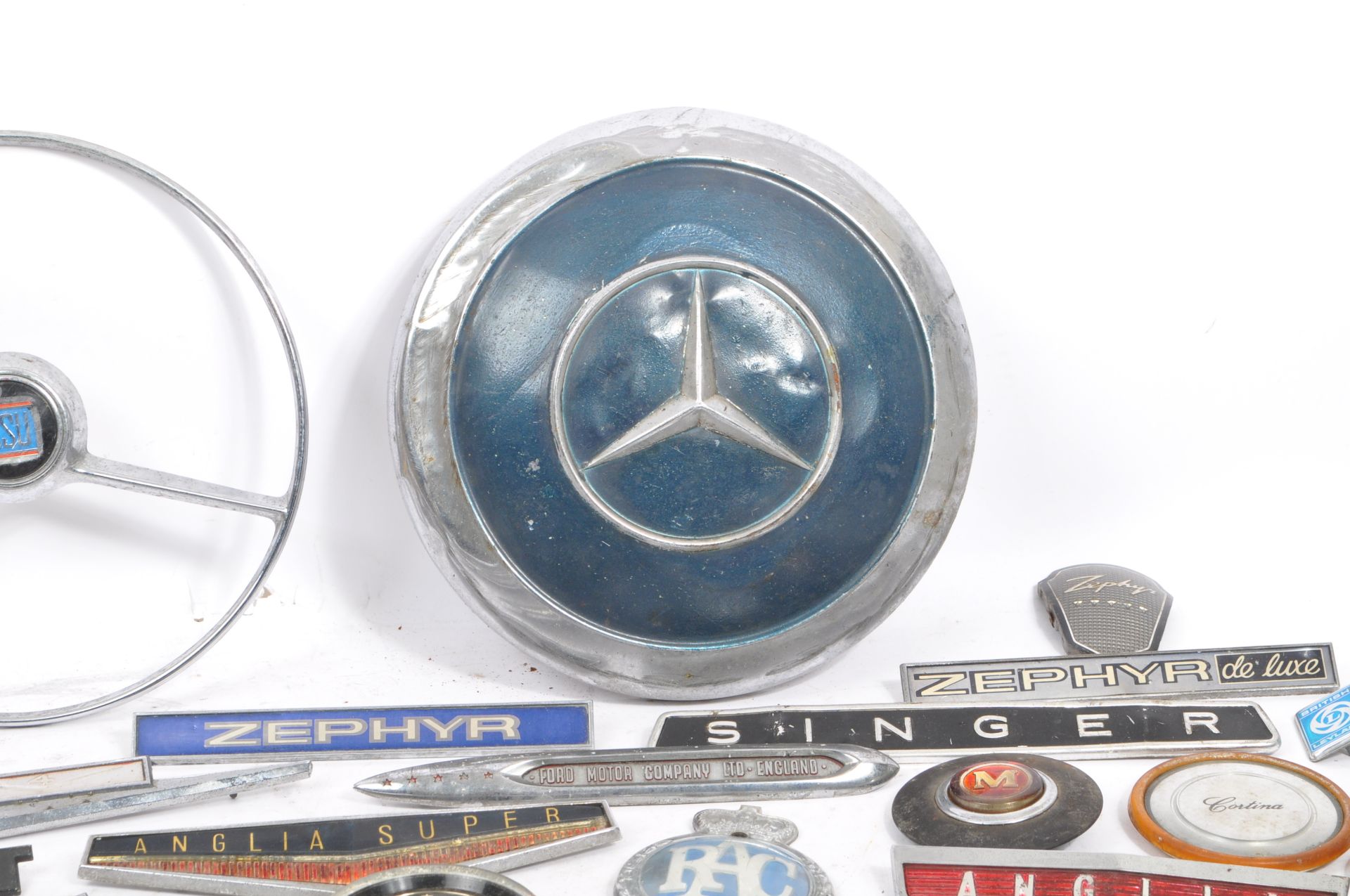 AUTOMOBILIA / MOTORING INTEREST COLLECTION OF BADGES / CURIOS - Image 4 of 5
