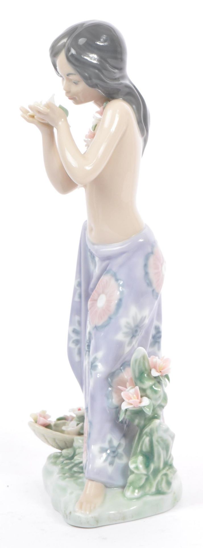 LLADRO - AROMA OF THE ISLAND - 20TH CENTURY PORCELAIN FIGURE - Image 4 of 9