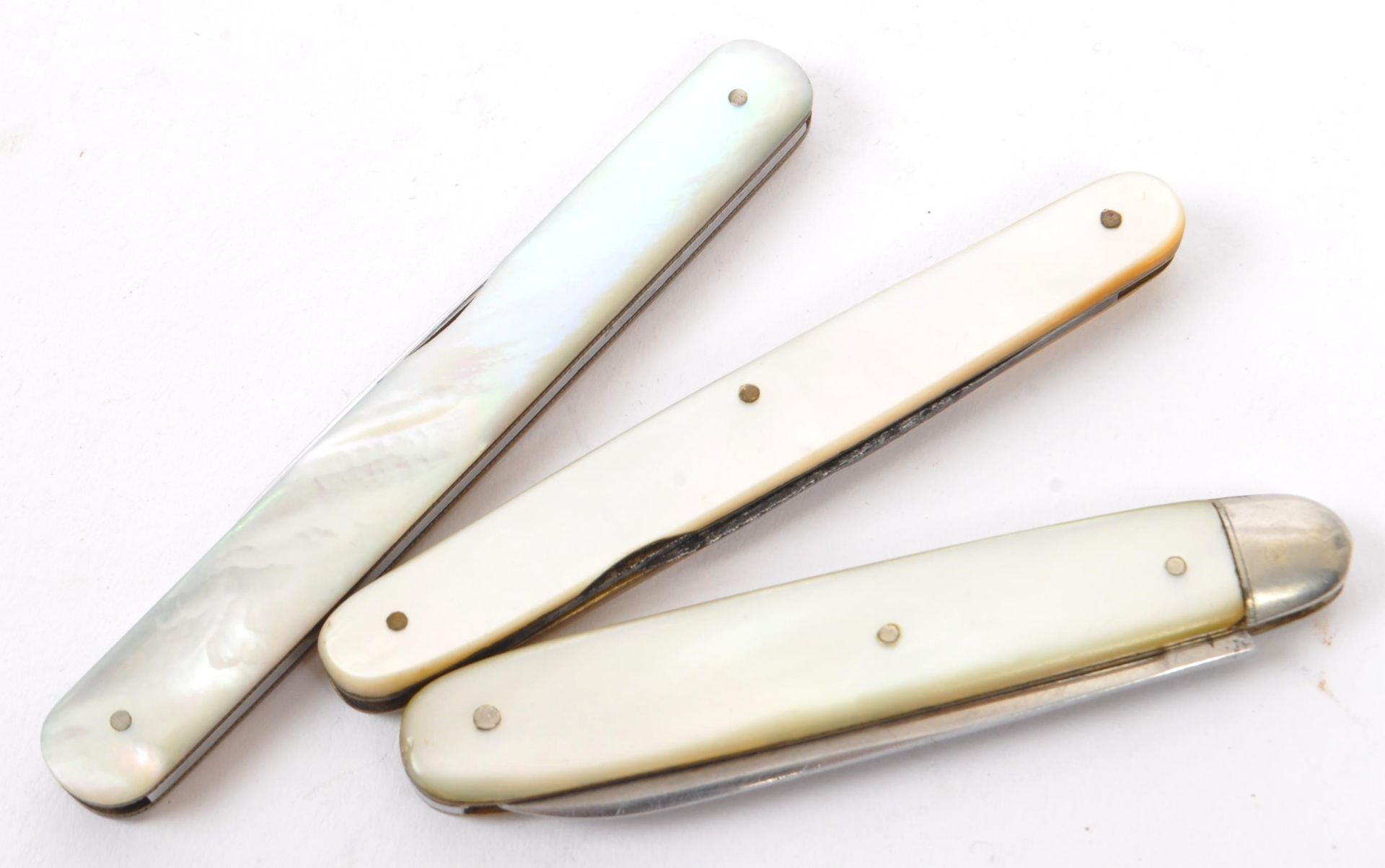 COLLECTION OF SEVEN MOTHER OF PEARL FRUIT KNIVES - Bild 4 aus 7