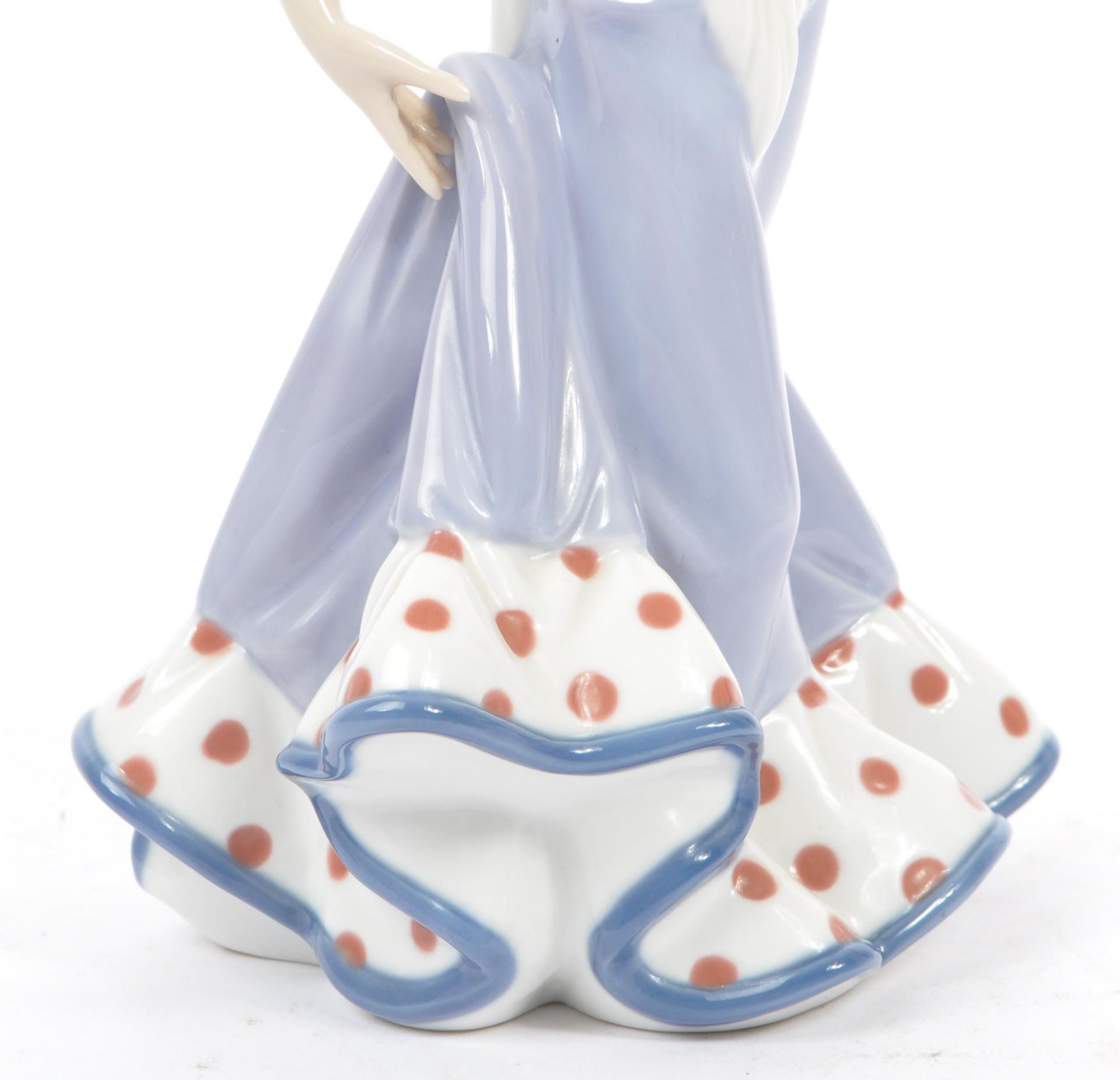 LLADRO - FLORA MARIA - LATE 20TH CENTURY PORCELAIN FIGURE - Image 7 of 8