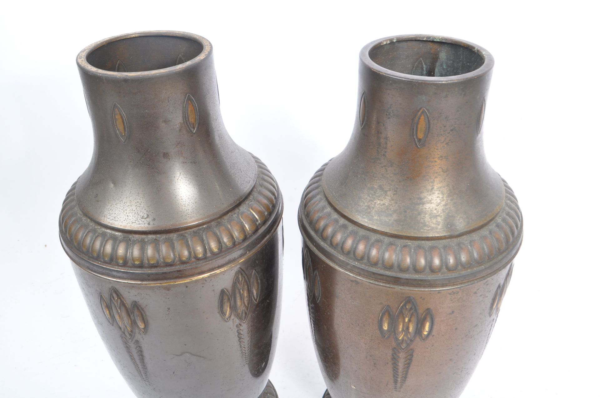 1920S PAIR OF BRASS ART NOUVEAU STYLE VASES BY DAALDEROP - Bild 3 aus 6