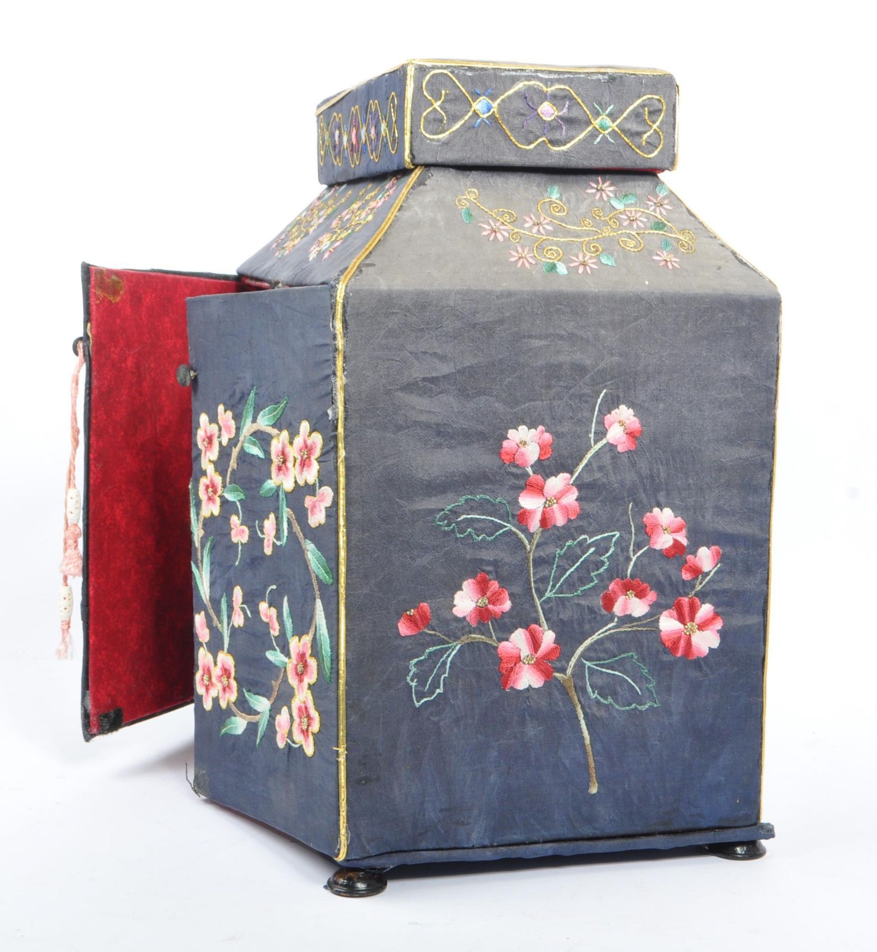 EARLY 20TH CENTURY 1920S CHINESE EMBROIDERED PEKING SEWING BOX - Image 5 of 10