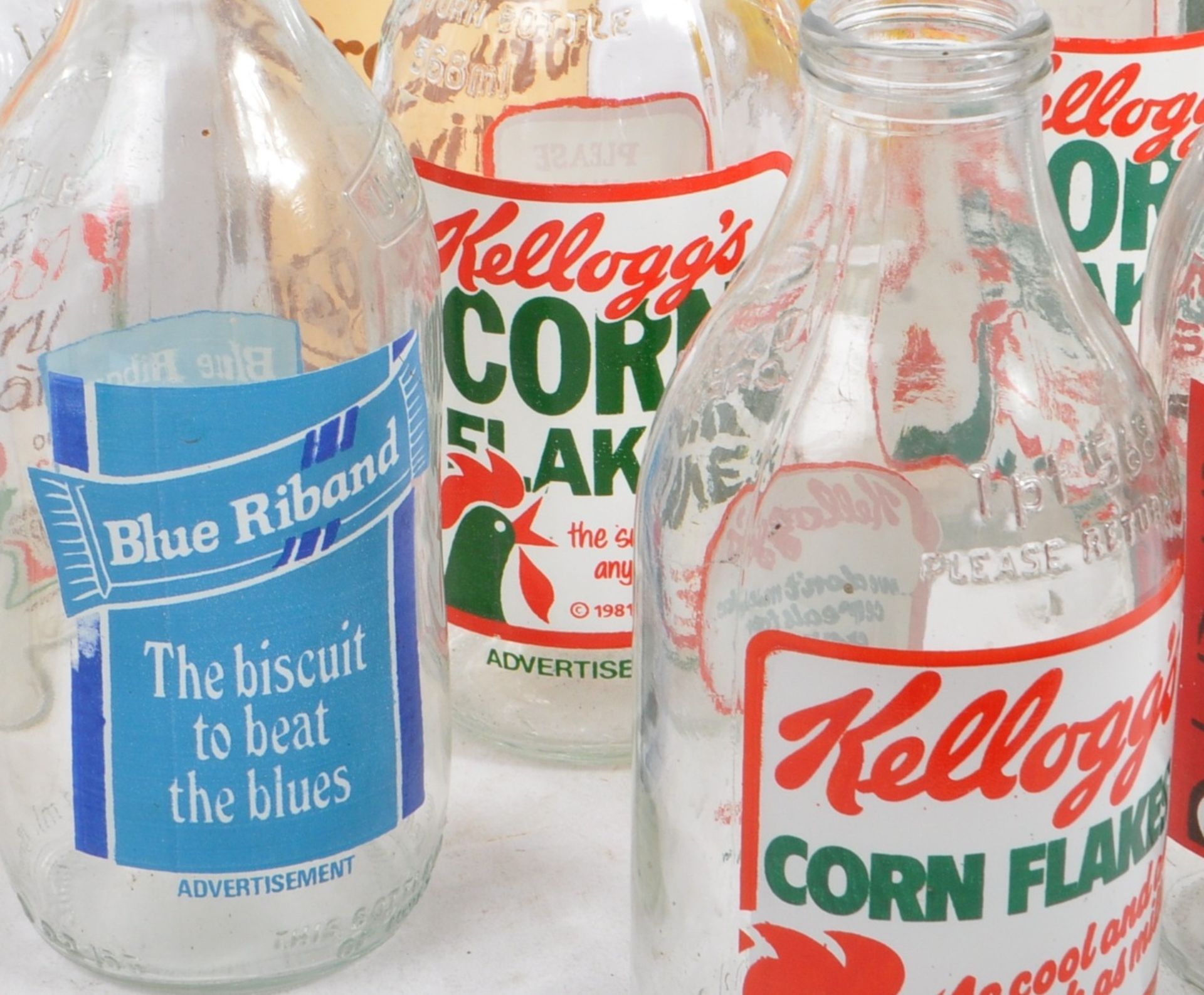 COLLECTION OF VINTAGE 1980S ADVERTISING MILK BOTTLES - Bild 8 aus 9