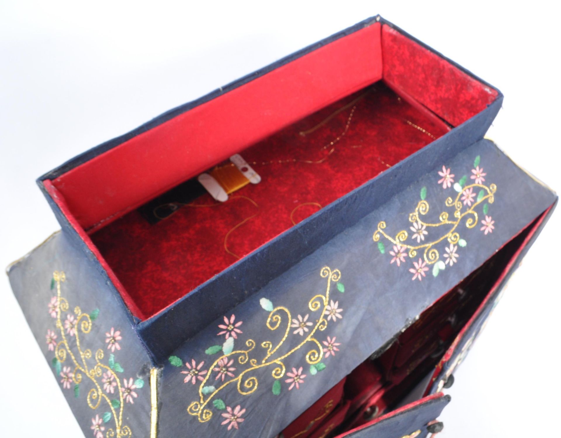 EARLY 20TH CENTURY 1920S CHINESE EMBROIDERED PEKING SEWING BOX - Image 9 of 10