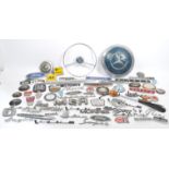 AUTOMOBILIA / MOTORING INTEREST COLLECTION OF BADGES / CURIOS