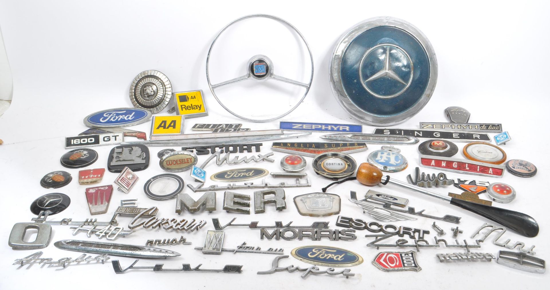 AUTOMOBILIA / MOTORING INTEREST COLLECTION OF BADGES / CURIOS