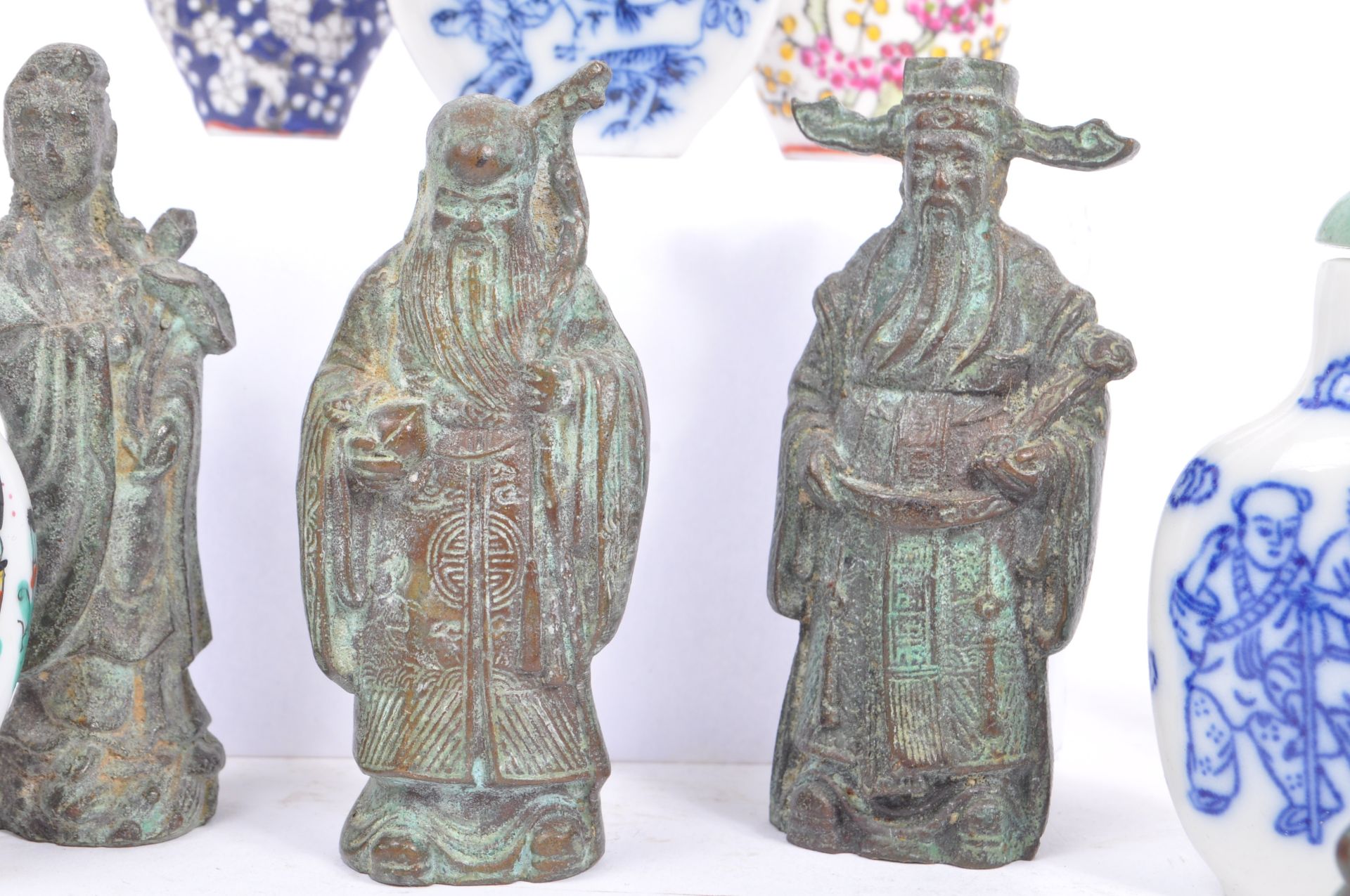 COLLECTION OF CHINESE BRONZE STATUES W/ ASIAN SNUFF BOTTLES - Bild 5 aus 9
