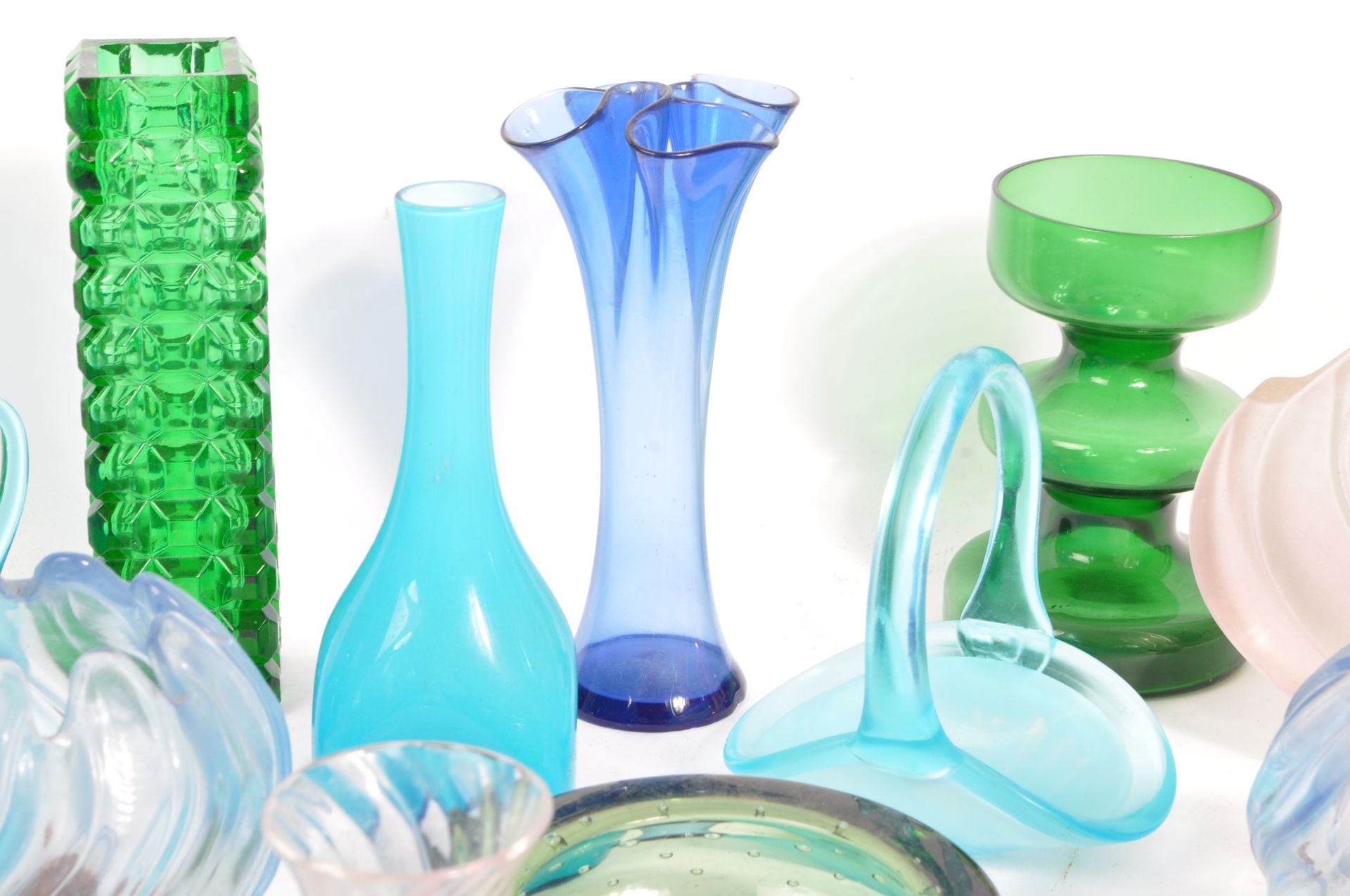 LARGE COLLECTION OF MID CENTURY ART GLASS - Image 9 of 9