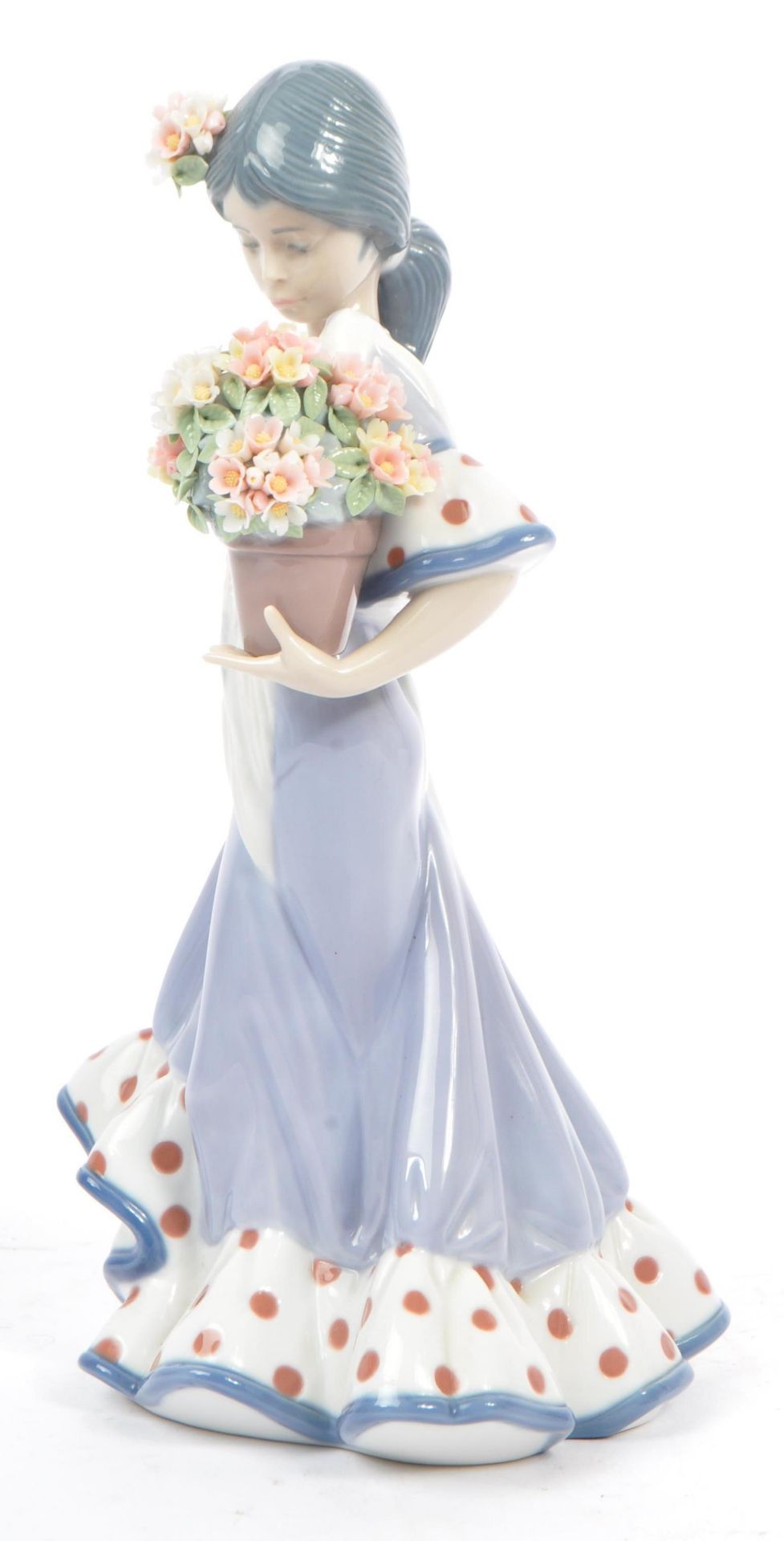 LLADRO - FLORA MARIA - LATE 20TH CENTURY PORCELAIN FIGURE - Image 4 of 8