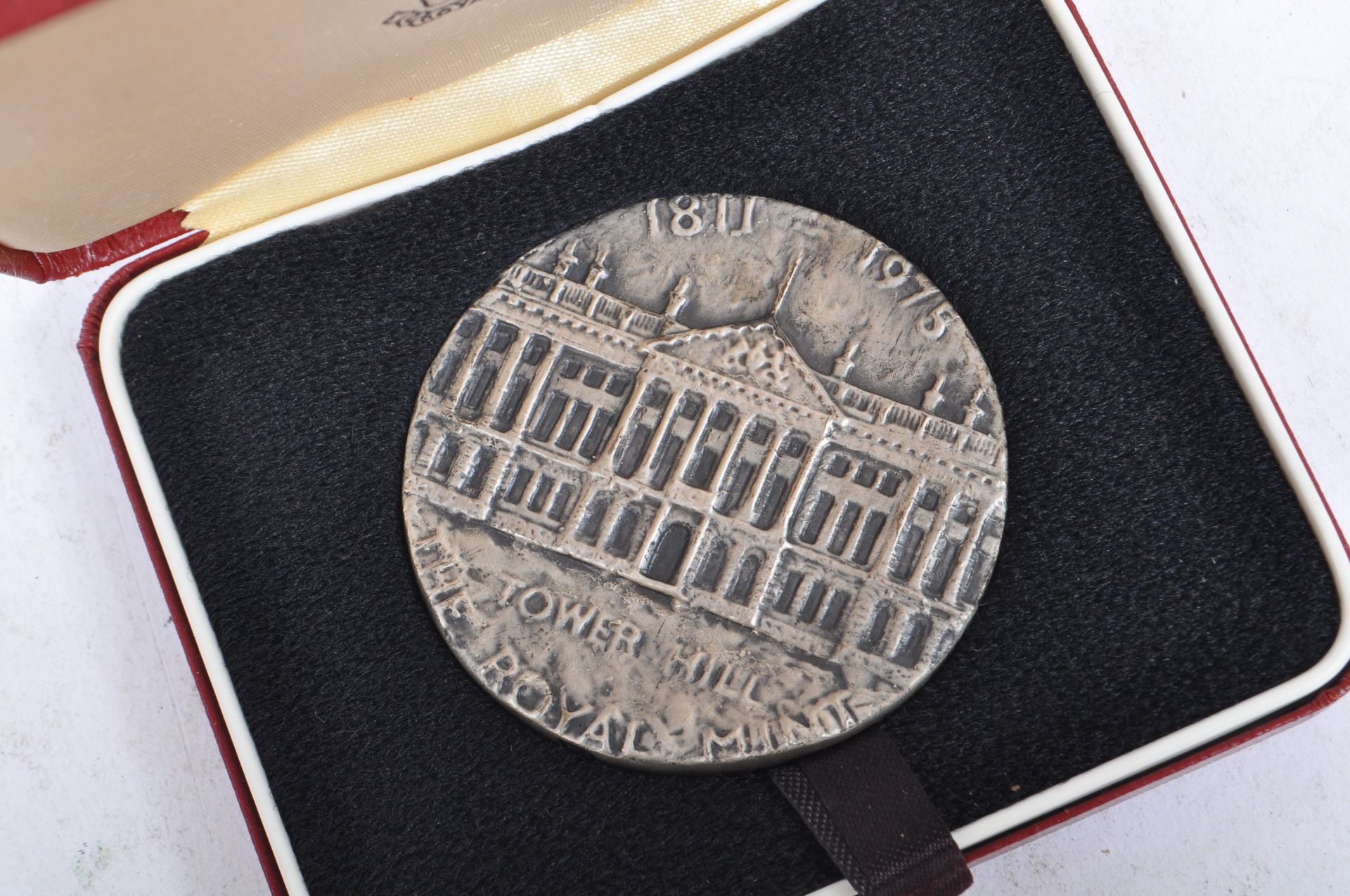 1975 ROYAL MINT TOWER HILL END OF PRODUCTION MEDALS - Image 7 of 7