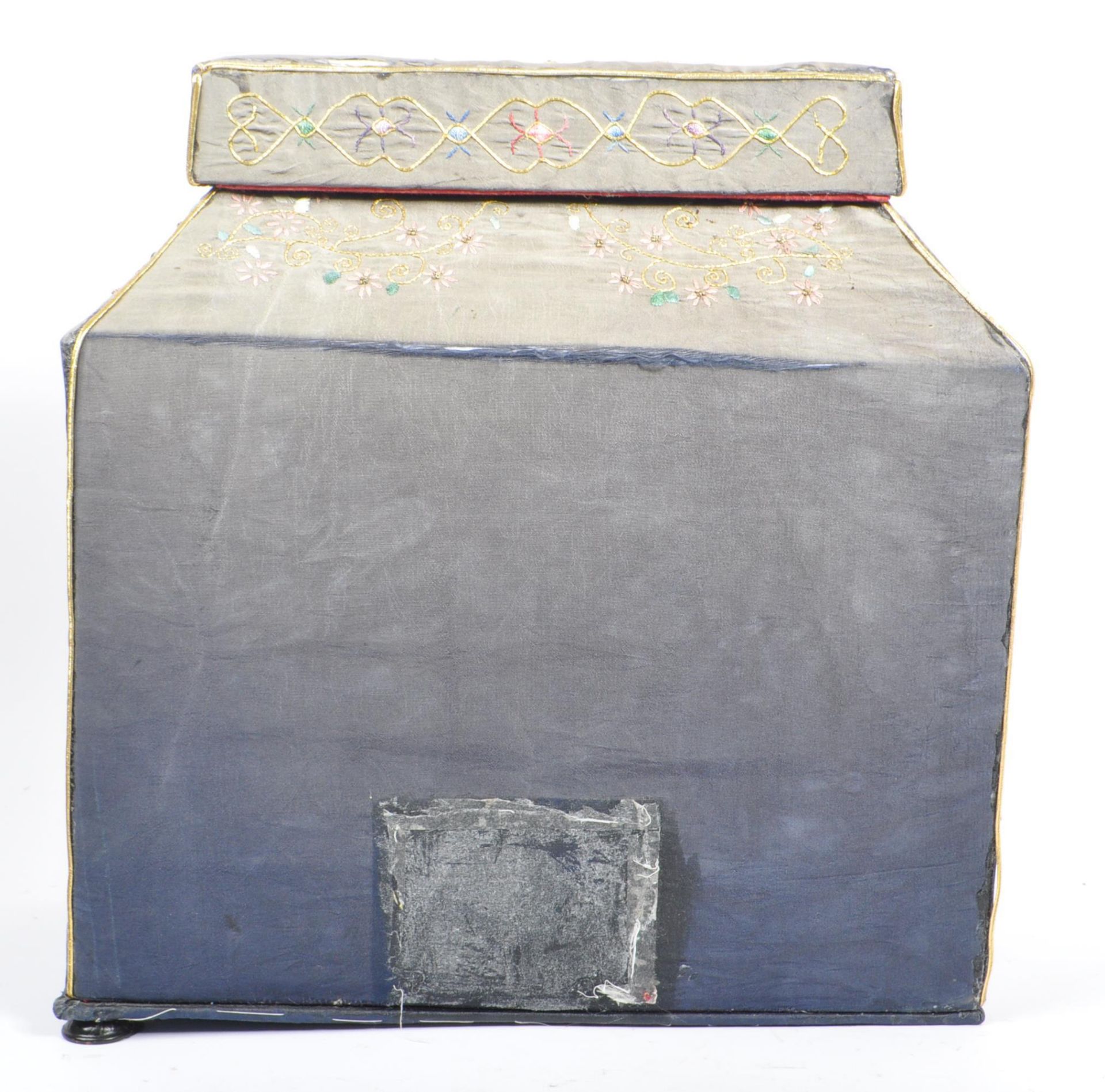 EARLY 20TH CENTURY 1920S CHINESE EMBROIDERED PEKING SEWING BOX - Bild 6 aus 10