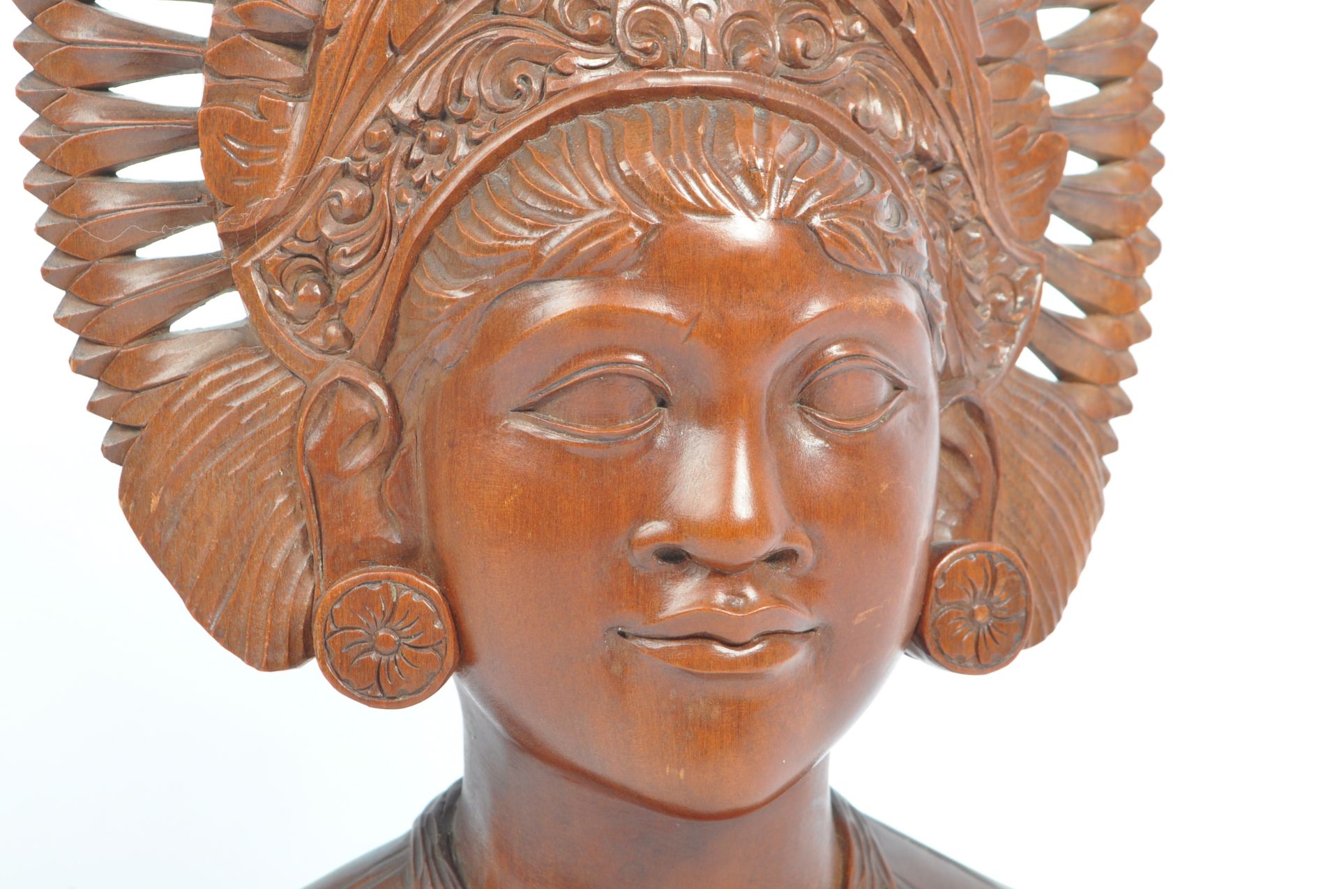 LARGE 20TH CENTURY BALINESE FEMALE CARVING BUST - Image 5 of 6