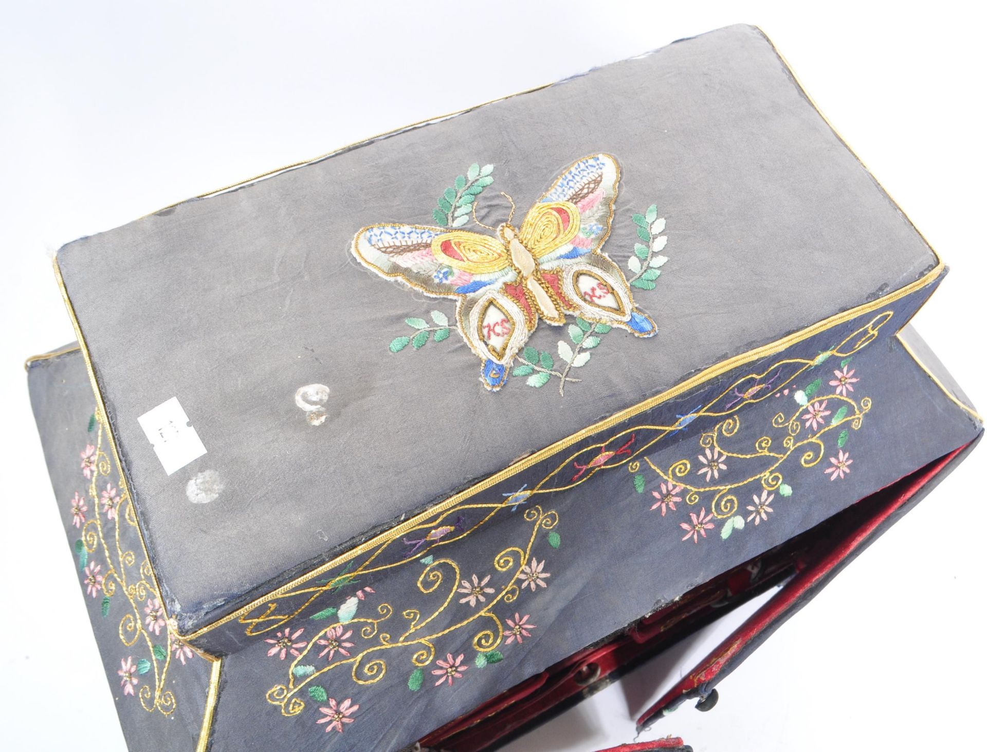 EARLY 20TH CENTURY 1920S CHINESE EMBROIDERED PEKING SEWING BOX - Image 8 of 10