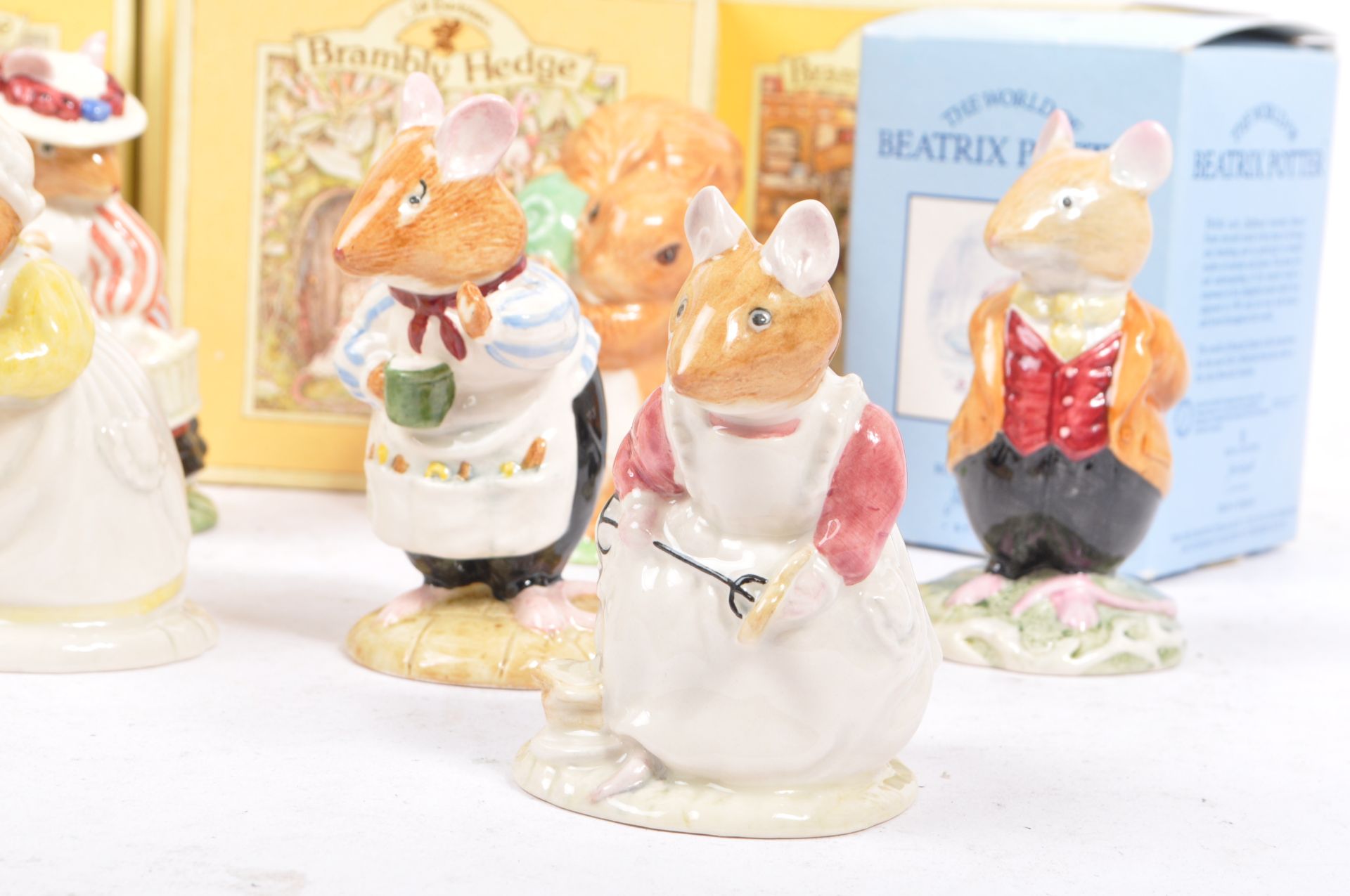 ELEVEN ROYAL DOULTON 'BRAMBLY HEDGE' CHINA MICE FIGURINES - Image 2 of 12