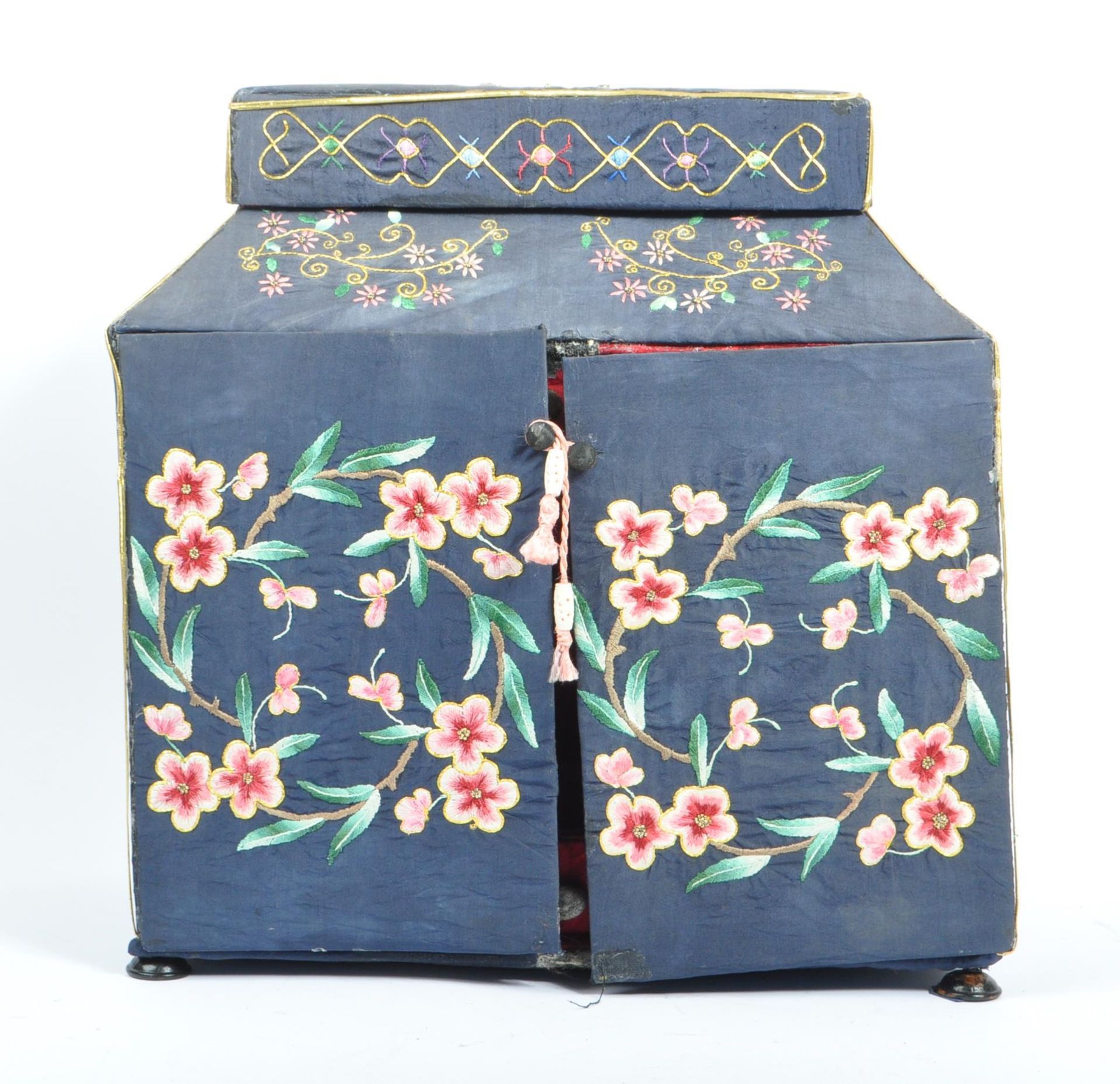 EARLY 20TH CENTURY 1920S CHINESE EMBROIDERED PEKING SEWING BOX