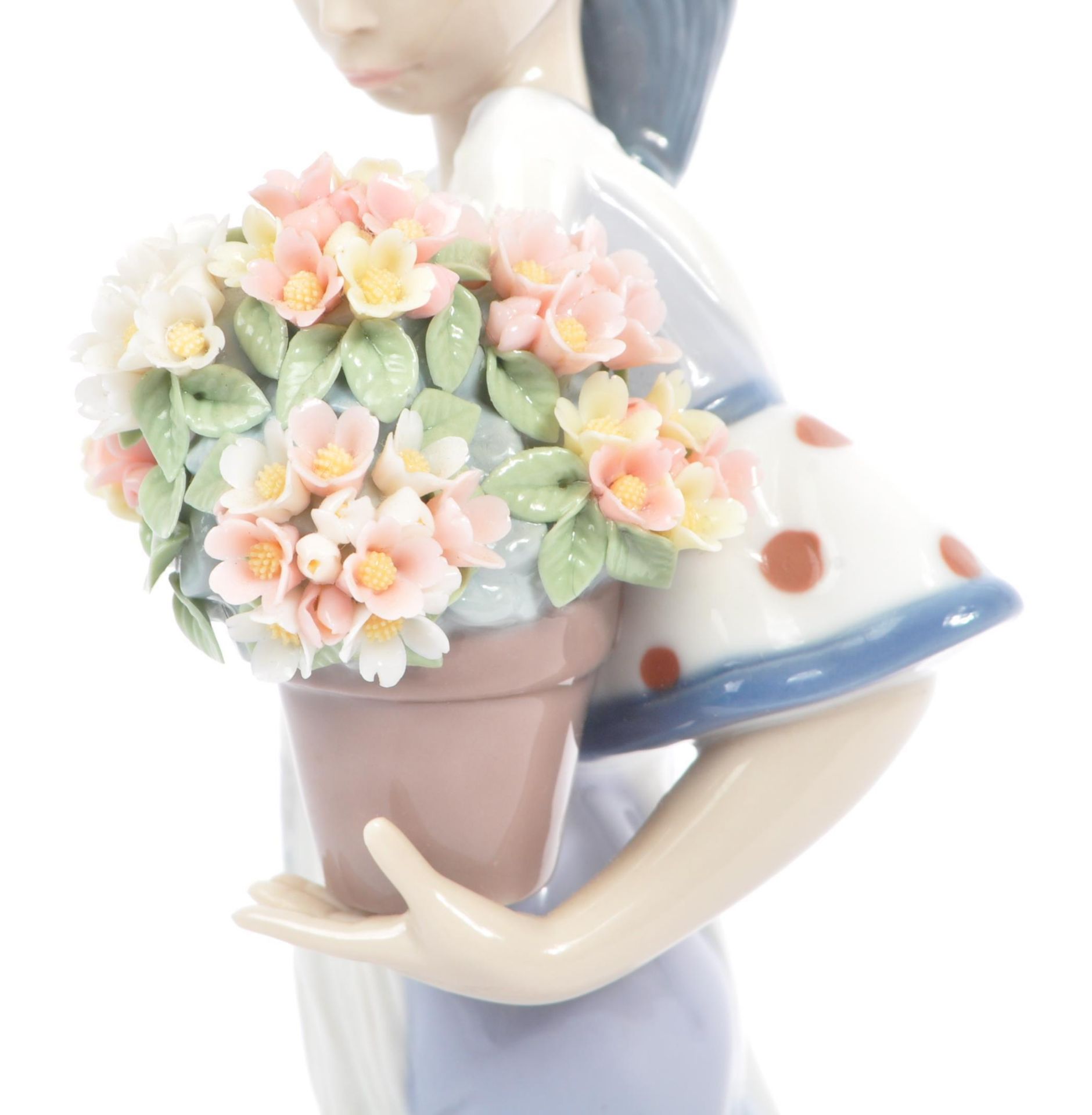 LLADRO - FLORA MARIA - LATE 20TH CENTURY PORCELAIN FIGURE - Image 6 of 8