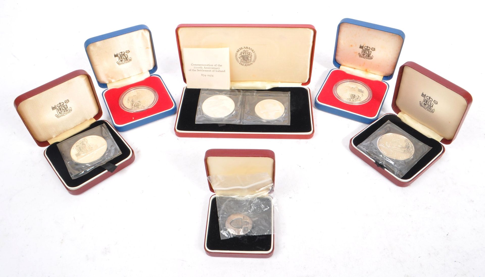 COLLECTION OF BRITISH AND FOREIGN COMMEMORATIVE COINS