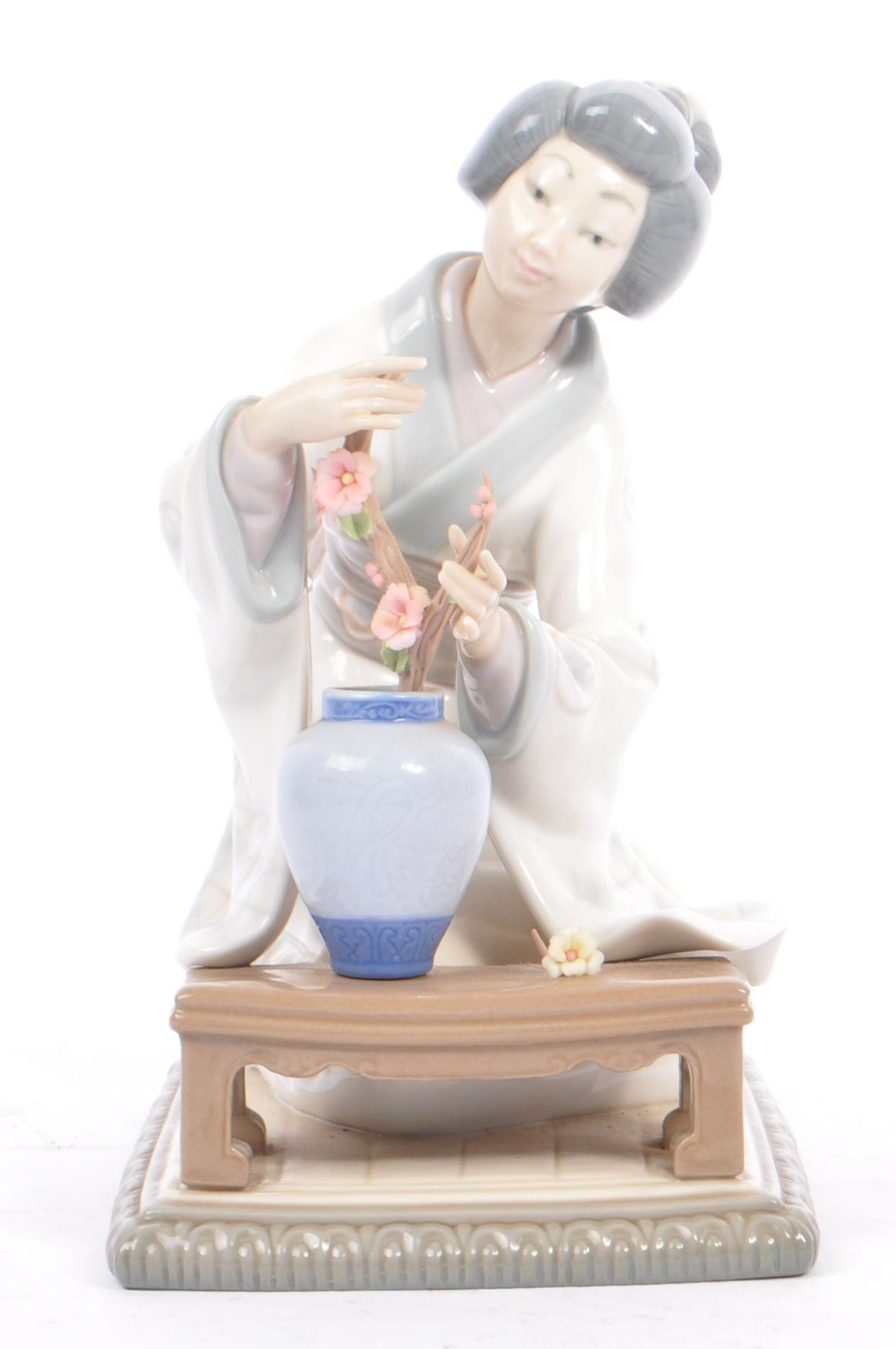 LLADRO - VINTAGE 20TH CENTURY PORCELAIN GEISHA FIGURINE