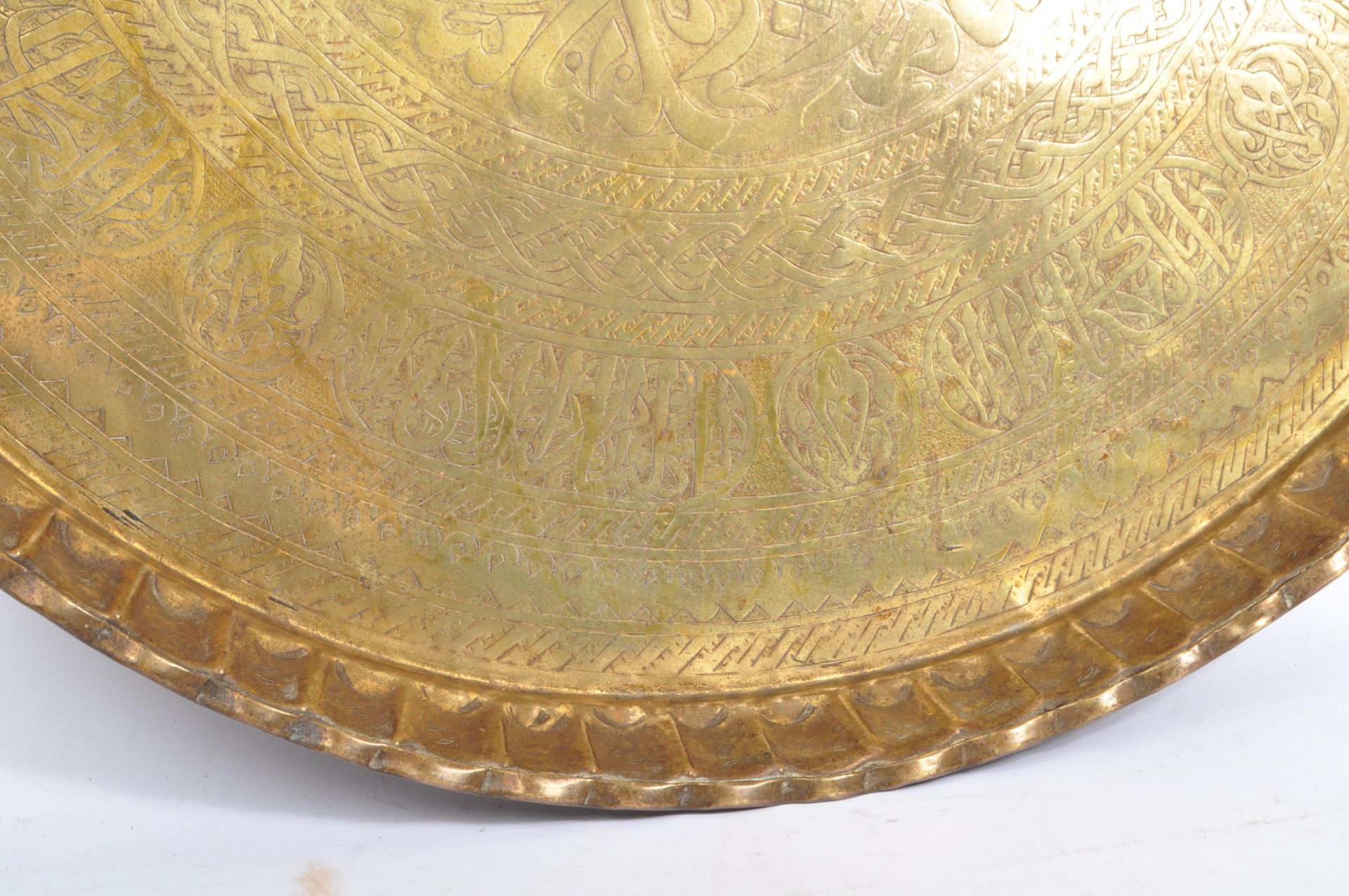 LARGE 20TH CENTURY ISLAMIC BRASS ENGRAVED WALL CHARGER - Image 5 of 8