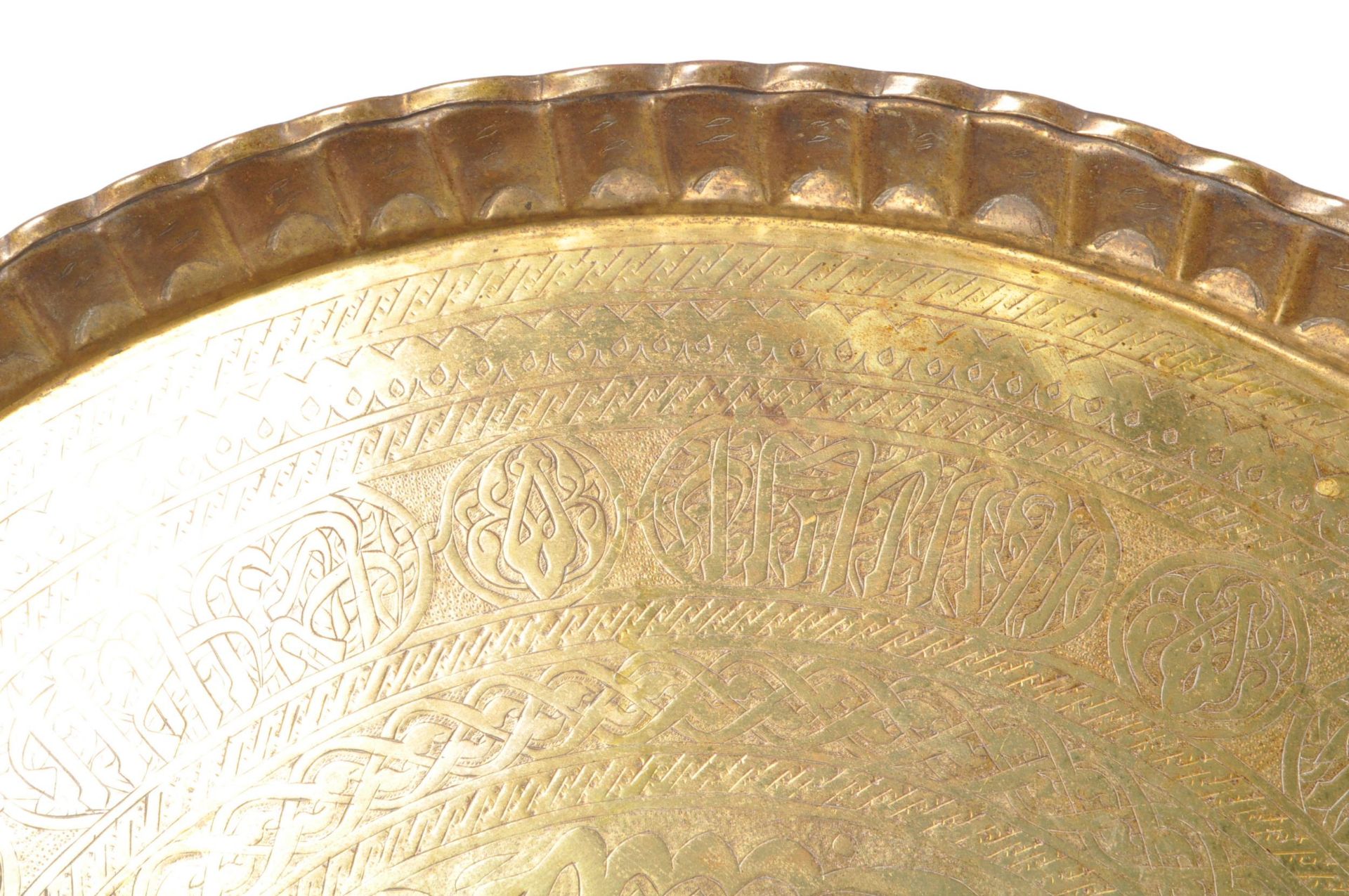 LARGE 20TH CENTURY ISLAMIC BRASS ENGRAVED WALL CHARGER - Image 3 of 8