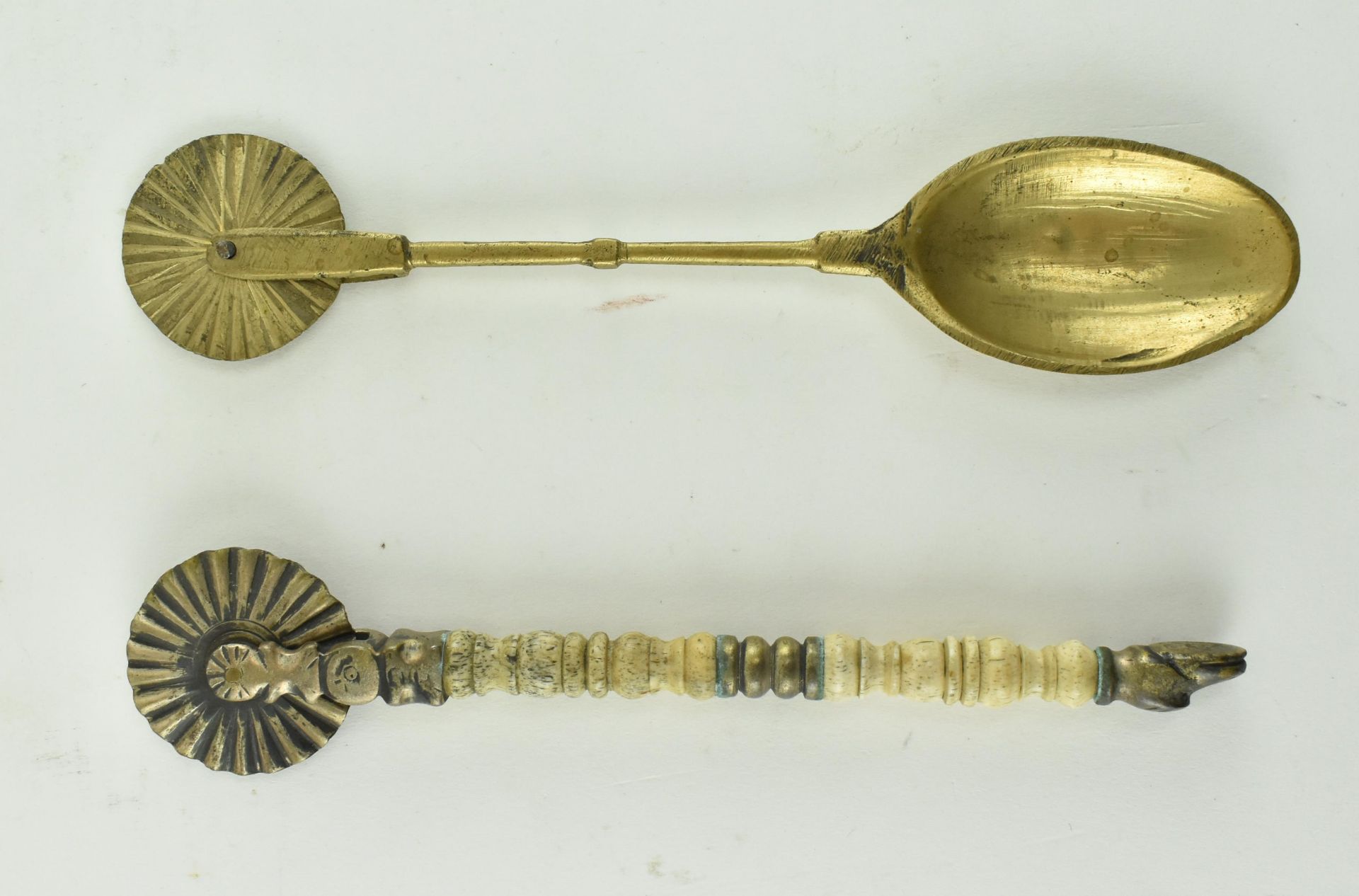 19TH CENTURY BRASS COMBINED DESSERT SPOON & PASTRY CRIMPER - Image 2 of 6