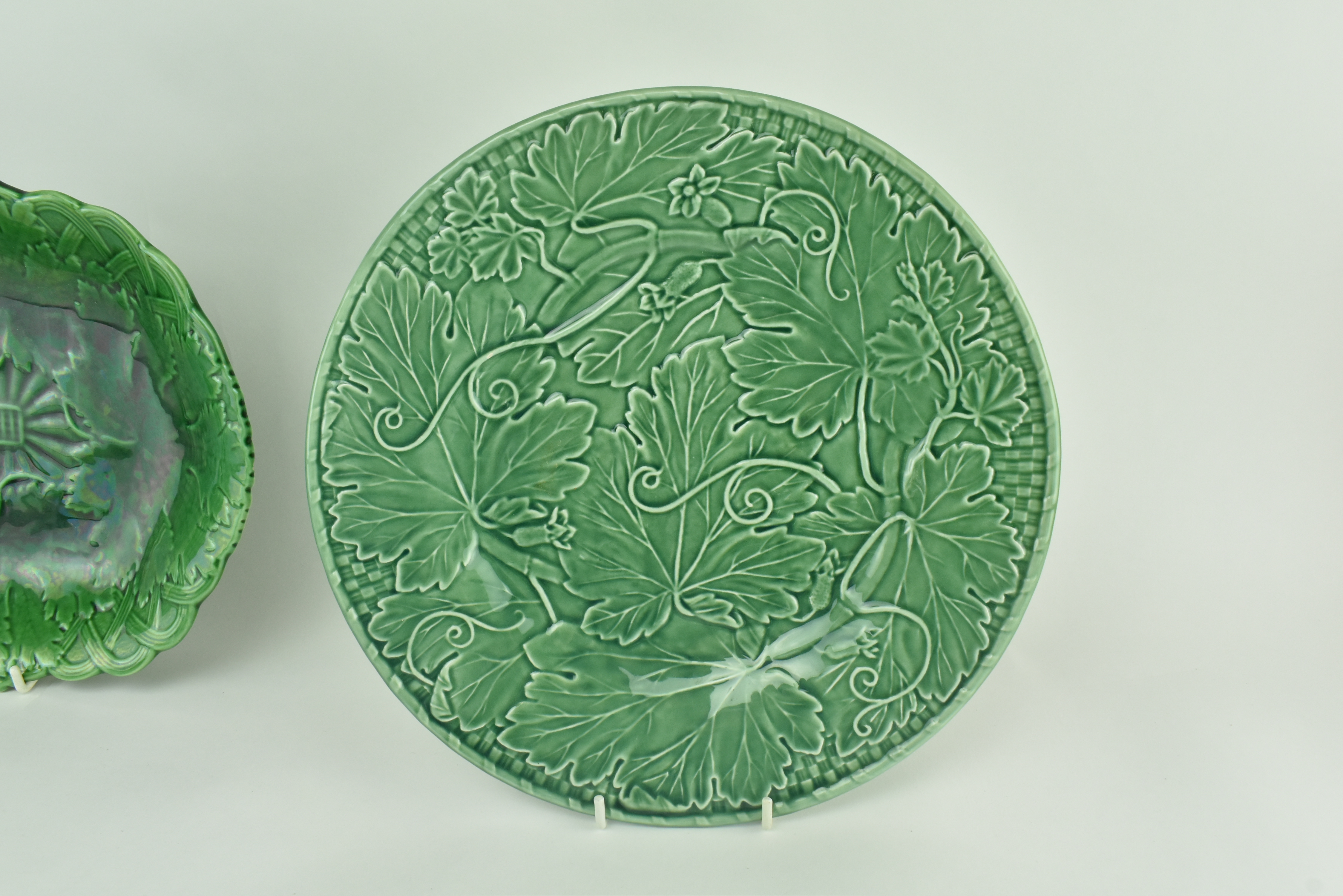 COLLECTION OF 15 WEDGWOOD & OTHER GREEN MAJOLICA LEAF PLATES - Image 8 of 11