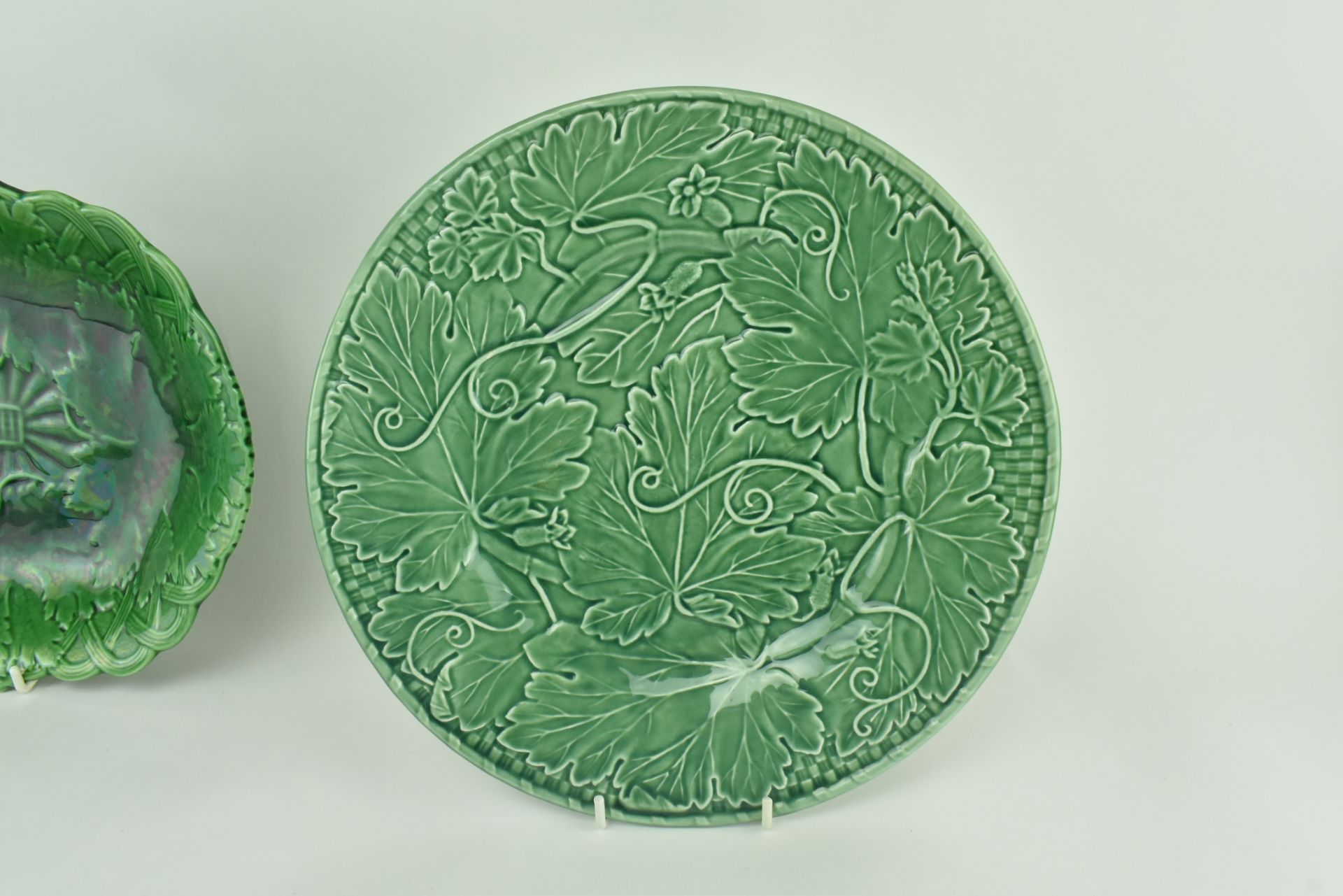 COLLECTION OF 15 WEDGWOOD & OTHER GREEN MAJOLICA LEAF PLATES - Bild 8 aus 11