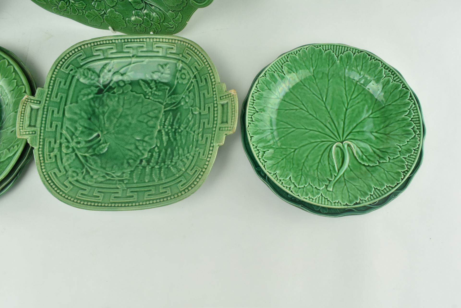 COLLECTION OF 15 WEDGWOOD & OTHER GREEN MAJOLICA LEAF PLATES - Image 4 of 11