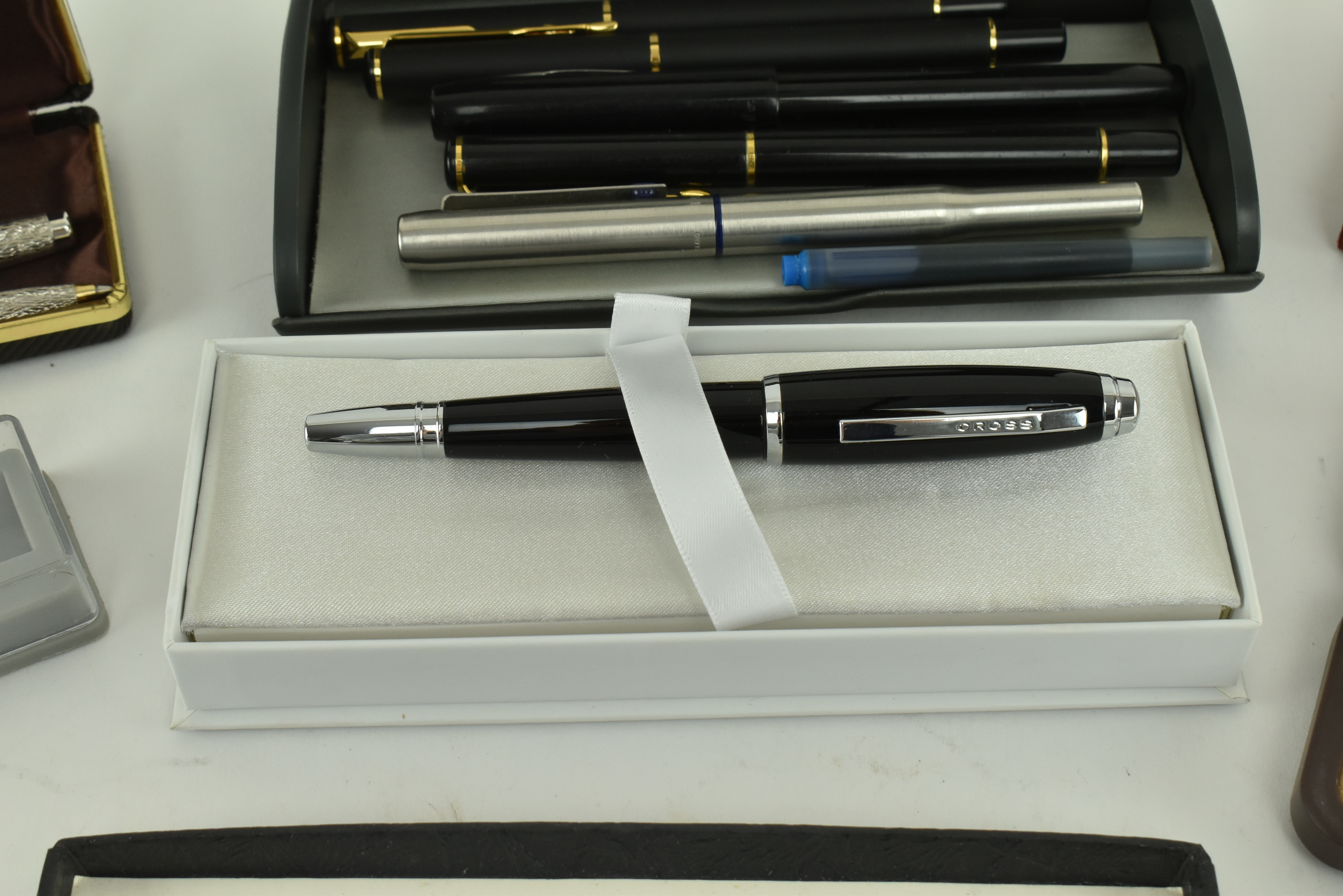 COLLECTION OF VINTAGE FOUNTAIN PENS INCL. PARKER & SHEAFFER - Image 6 of 9