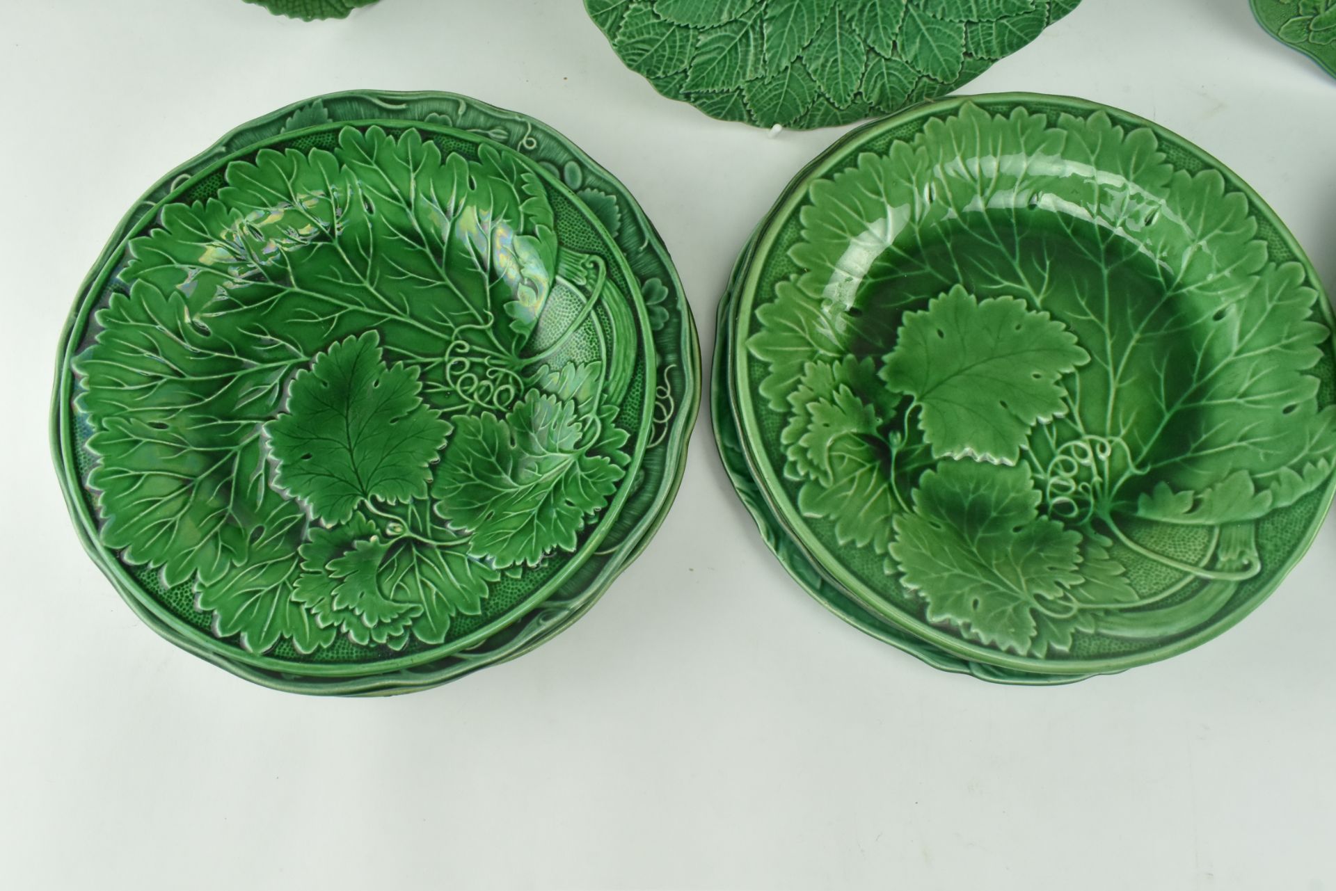 COLLECTION OF 15 WEDGWOOD & OTHER GREEN MAJOLICA LEAF PLATES - Bild 5 aus 11