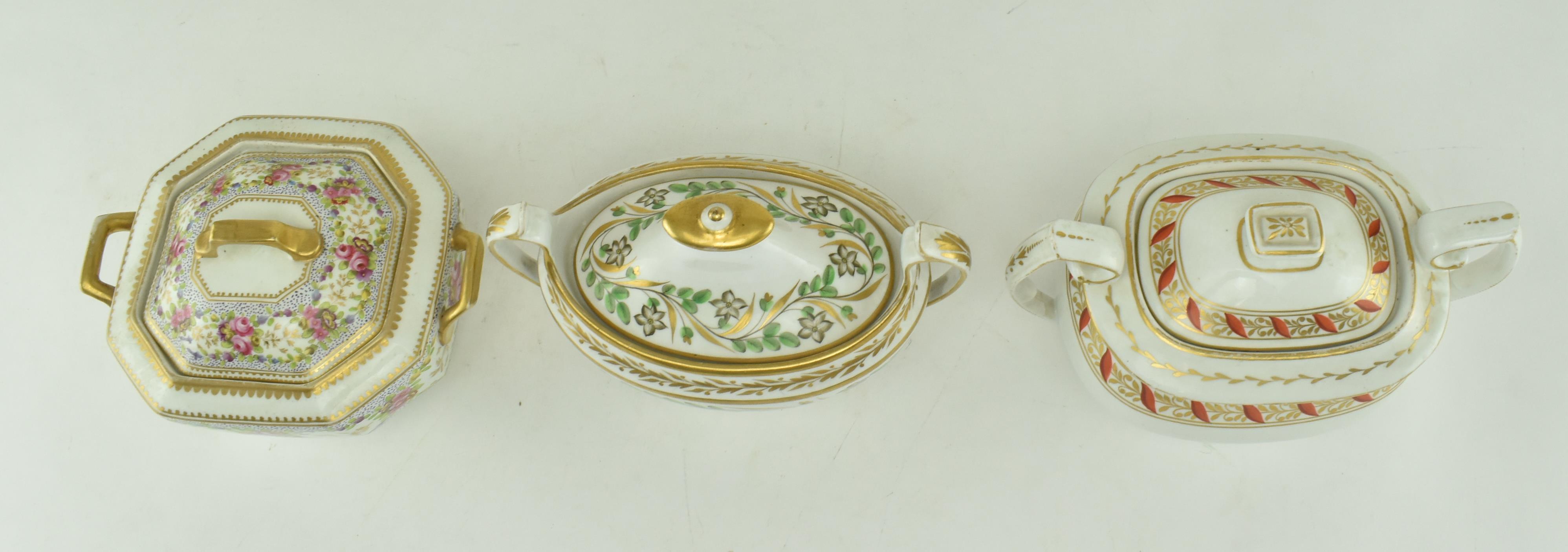 THREE EARLY 19TH CENTURY PORCELAIN SMALL LIDDED SUGAR POTS - Image 3 of 8