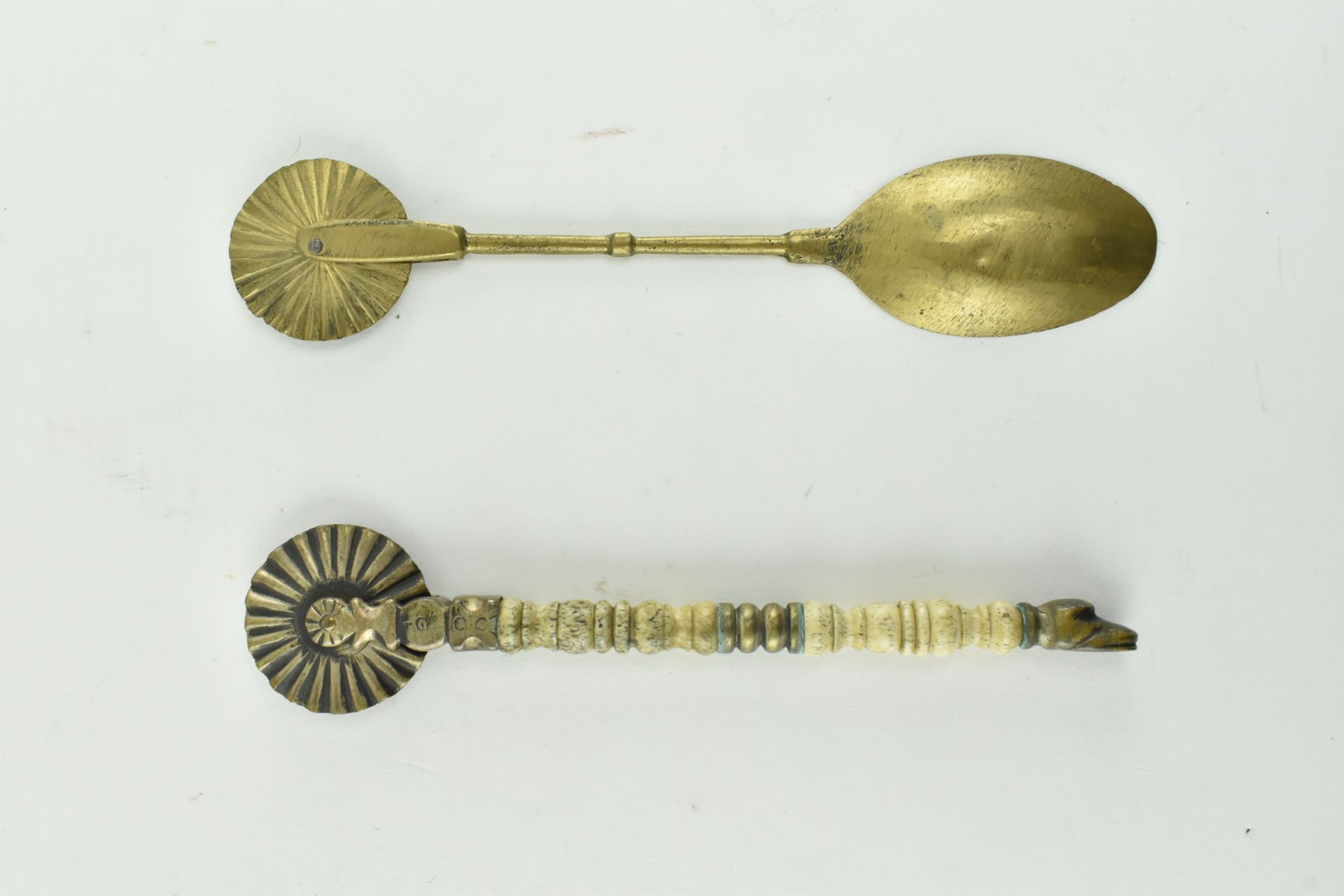 19TH CENTURY BRASS COMBINED DESSERT SPOON & PASTRY CRIMPER - Image 6 of 6