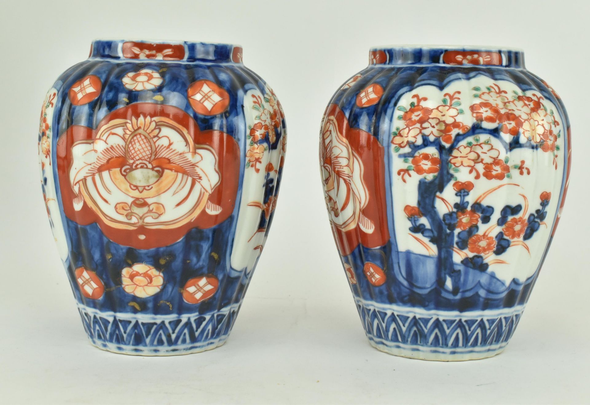 19TH CENTURY IMARI CHARGER & PAIR OF VASES, & TWO OTHERS - Bild 3 aus 9