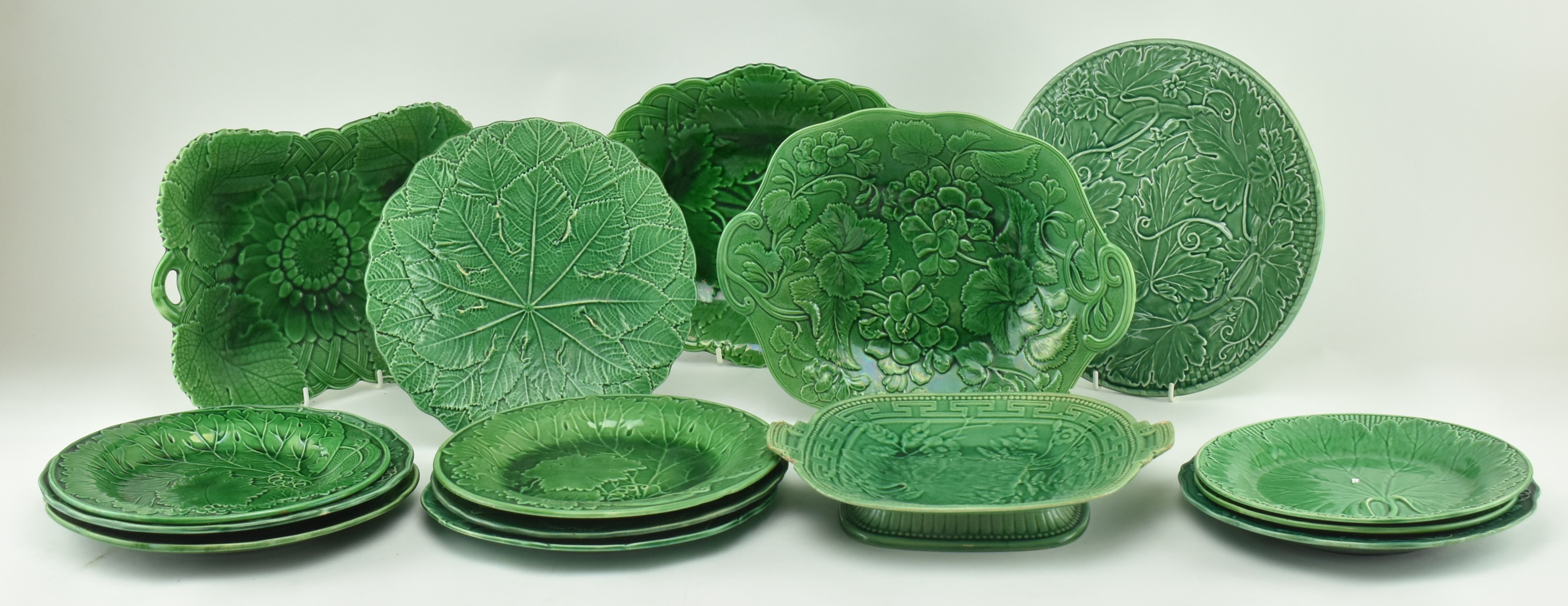 COLLECTION OF 15 WEDGWOOD & OTHER GREEN MAJOLICA LEAF PLATES - Image 3 of 11