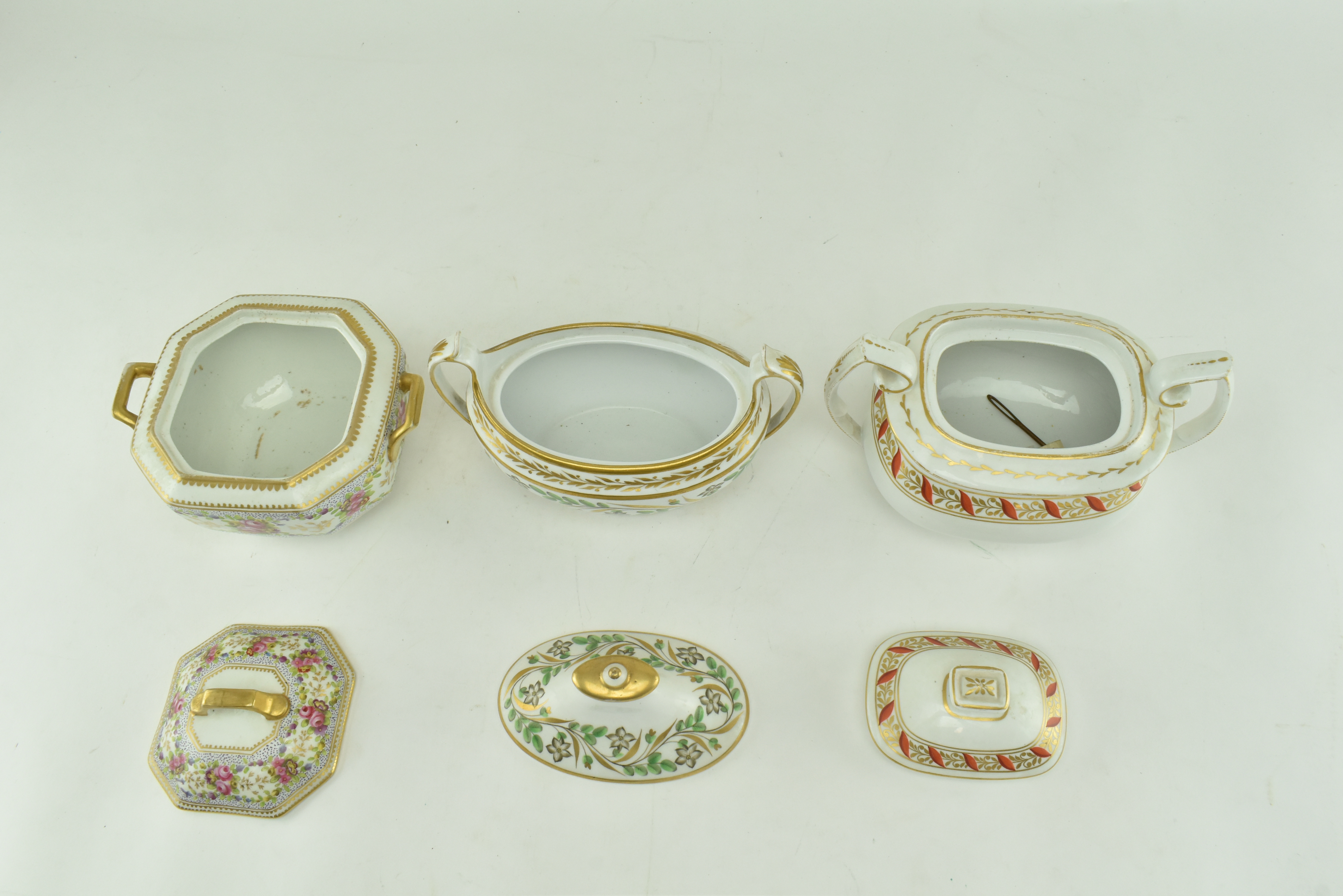 THREE EARLY 19TH CENTURY PORCELAIN SMALL LIDDED SUGAR POTS - Image 4 of 8