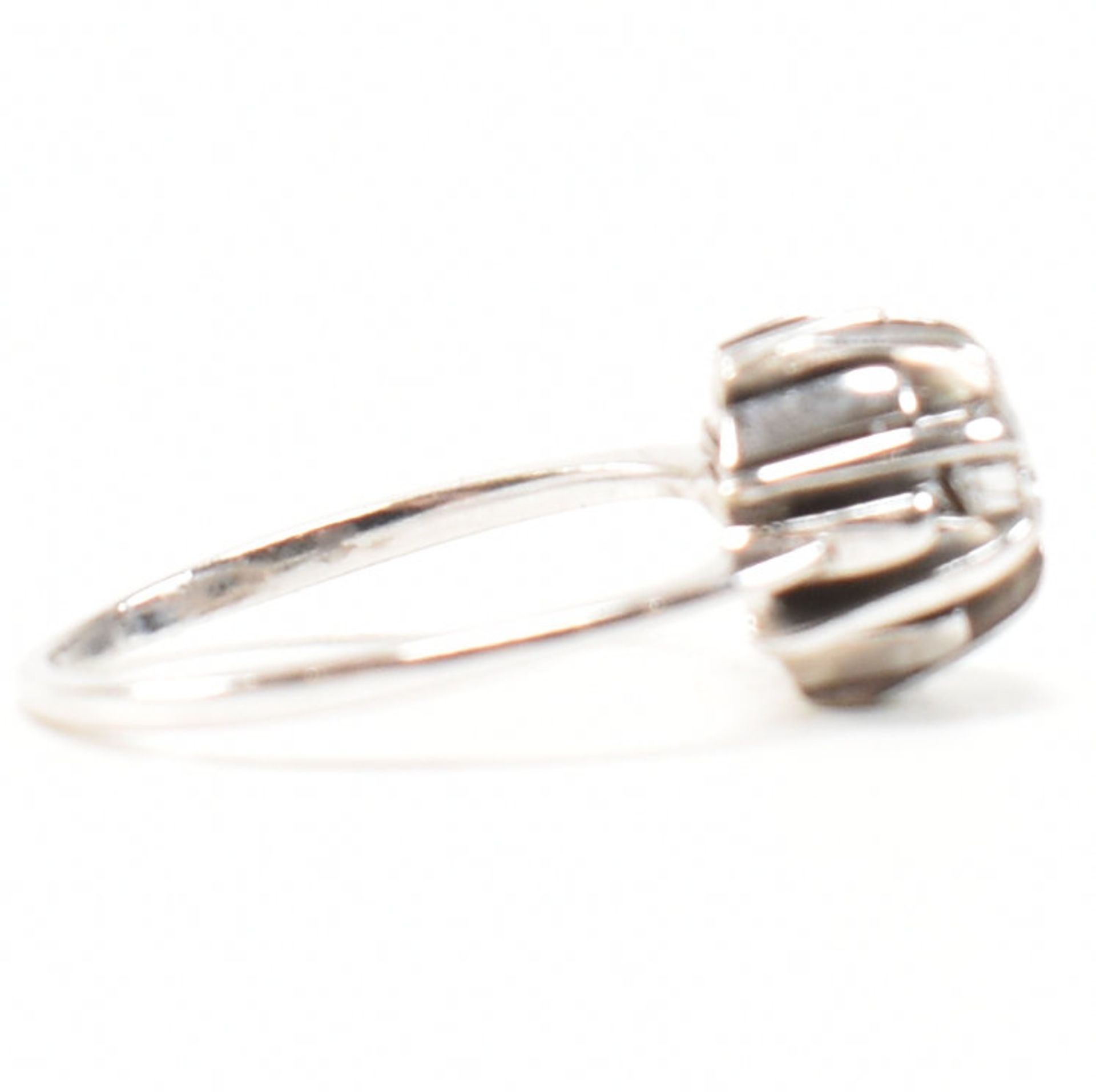 WHITE GOLD & DIAMOND SOLITAIRE RING - Image 5 of 10