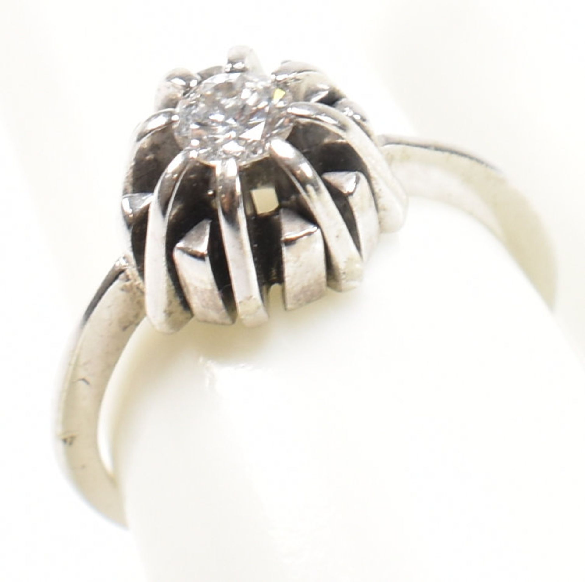 WHITE GOLD & DIAMOND SOLITAIRE RING - Image 10 of 10