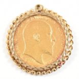1905 22CT GOLD HALF SOVEREIGN COIN IN HALLMARKED 9CT MOUNT