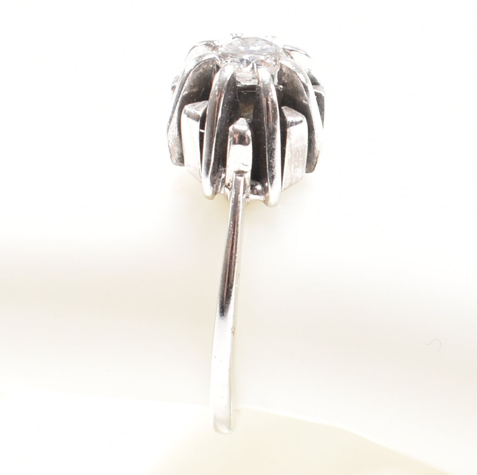 WHITE GOLD & DIAMOND SOLITAIRE RING - Image 9 of 10