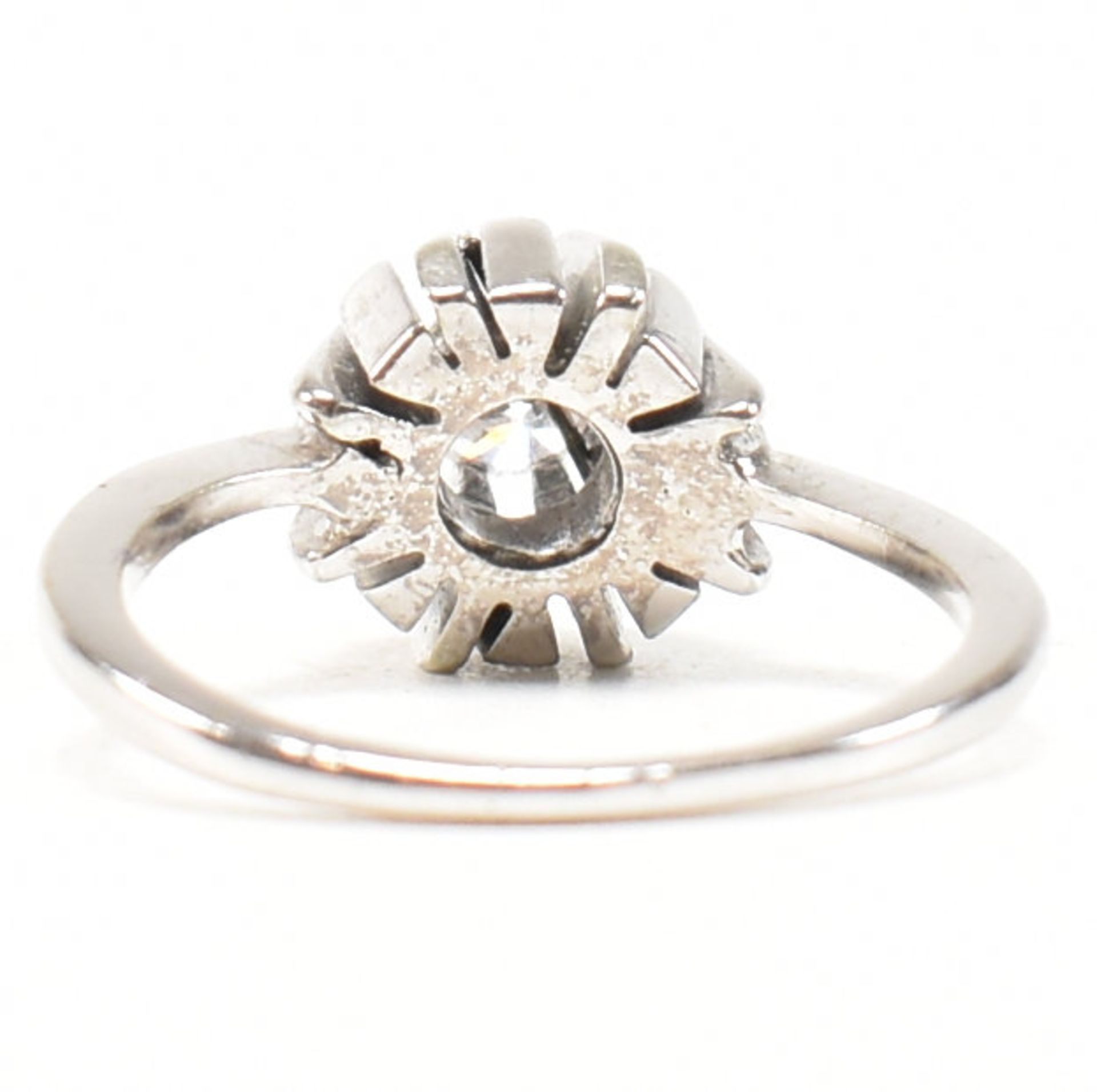 WHITE GOLD & DIAMOND SOLITAIRE RING - Image 7 of 10