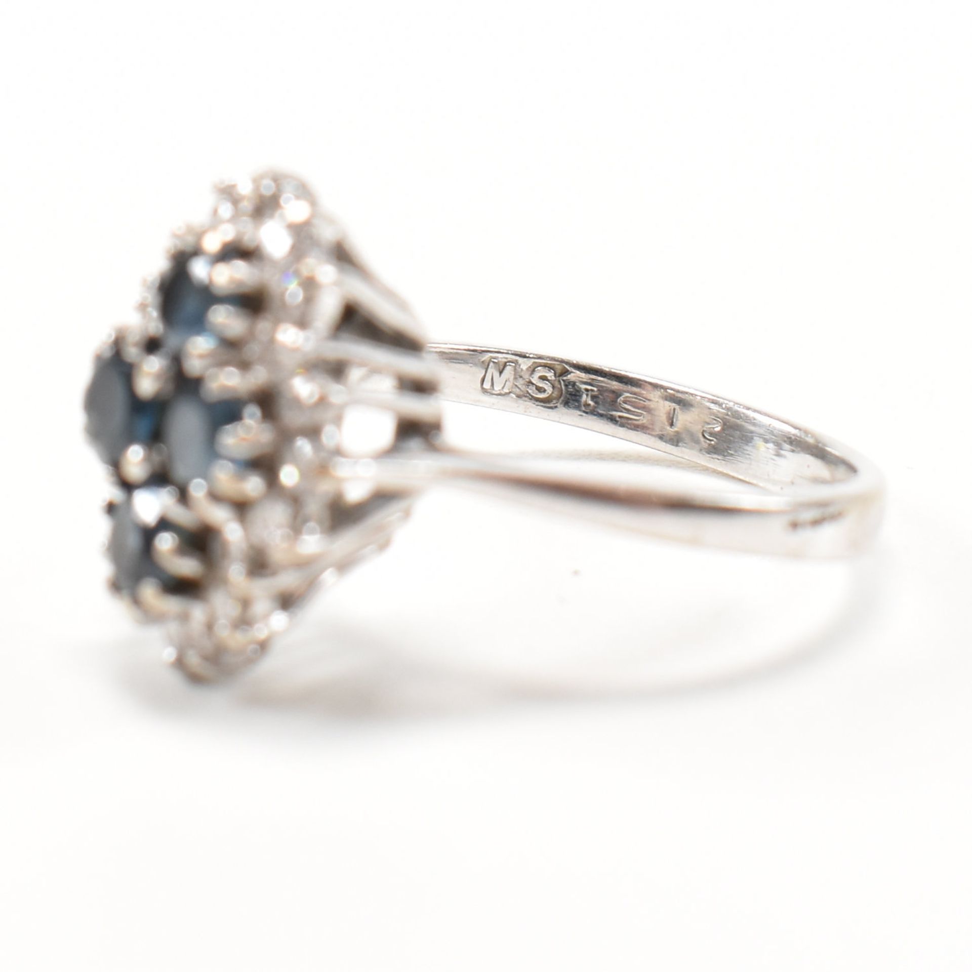 HALLMARKED 18CT WHITE GOLD SAPPHIRE & DIAMOND CLUSTER RING - Image 5 of 7