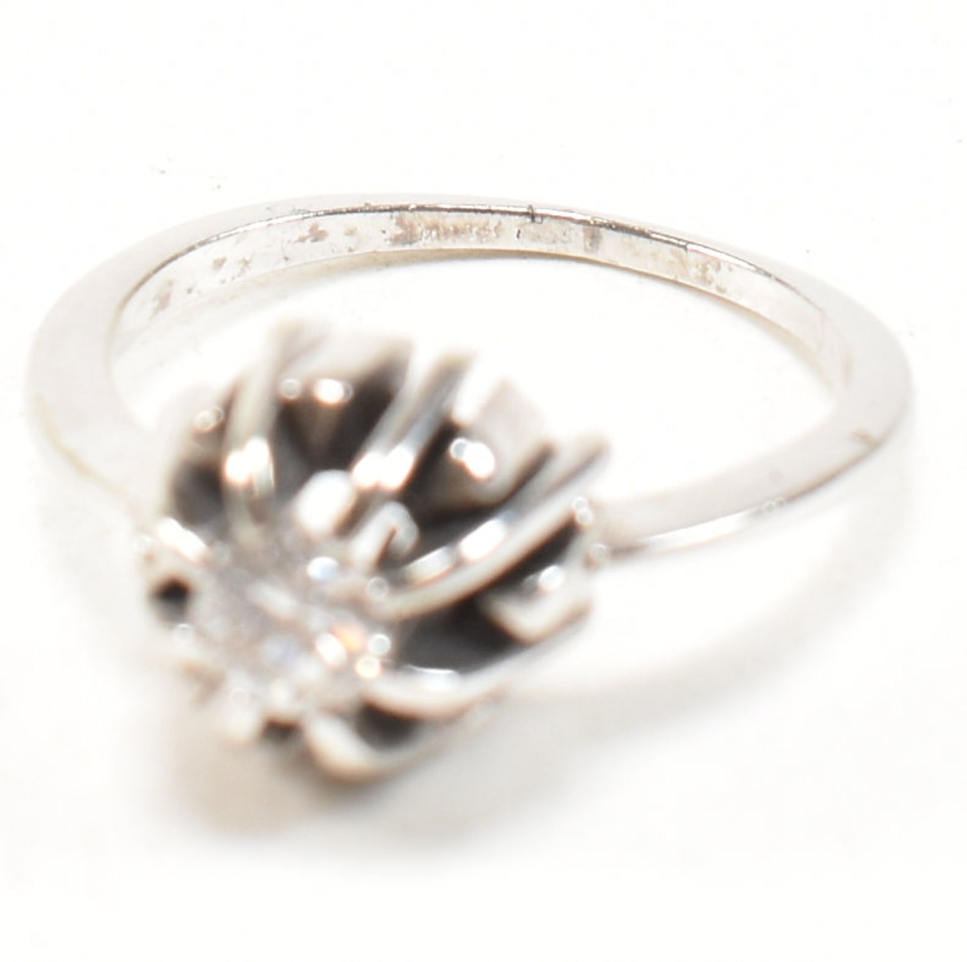 WHITE GOLD & DIAMOND SOLITAIRE RING - Image 8 of 10