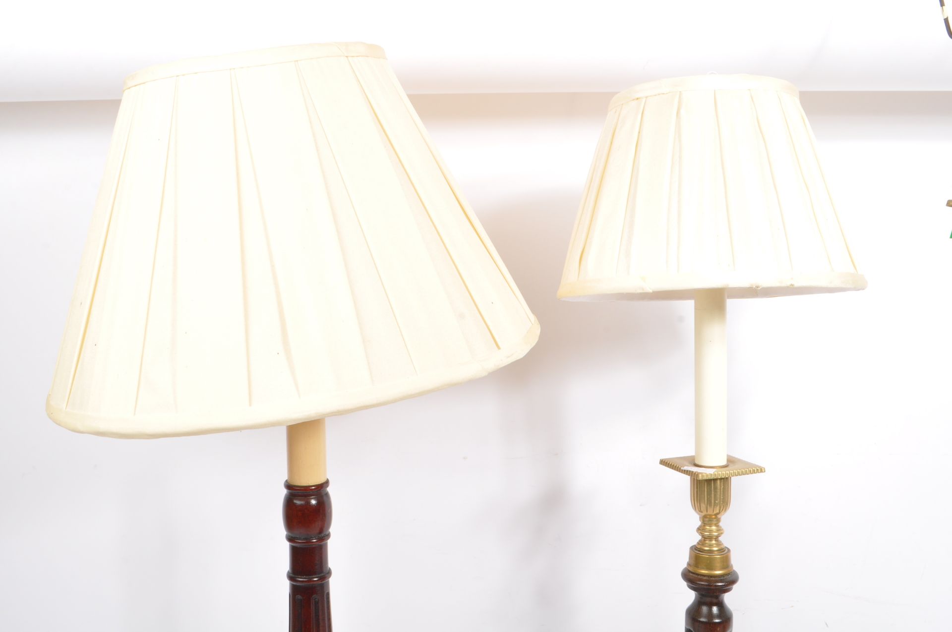 TWO 20TH CENTURY WOOD AND BRASS TABLE LAMPS - Bild 6 aus 6