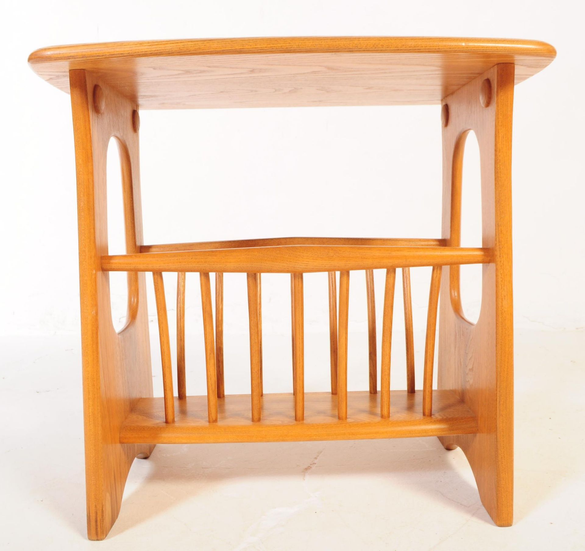 LATE 20TH CENTURY ERCOL FURNITURE CHAUCER MAGAZINE RACK TABLE - Bild 5 aus 5