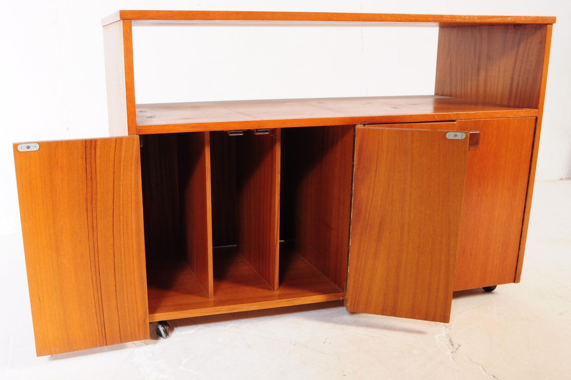 RETRO 1970S BRITISH TEAK SIDEBOARD CONSOLE CABINET - Image 2 of 6