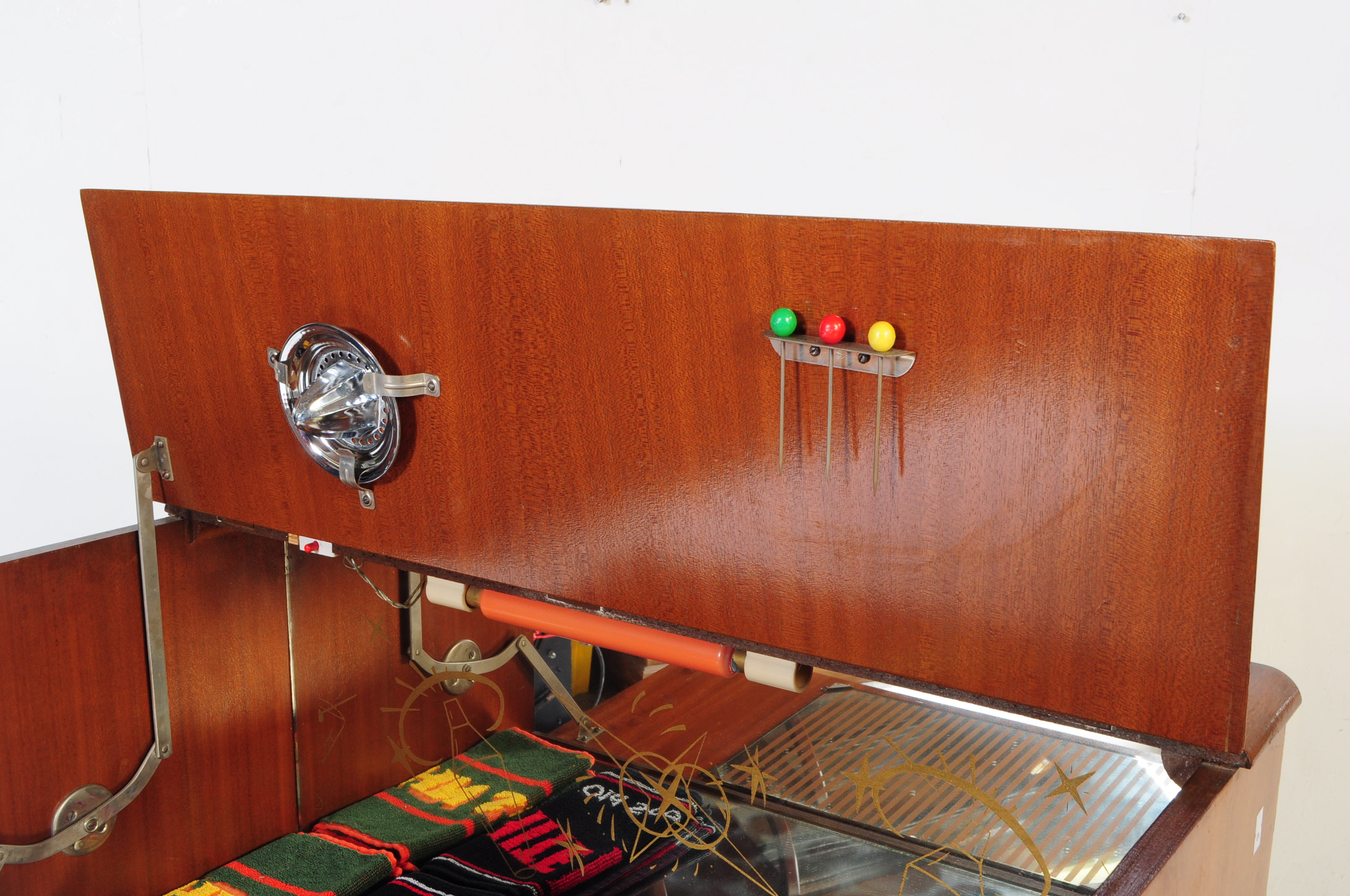 MID 20TH CENTURY WALNUT VENEER COCKTAIL CABINET - Image 10 of 24